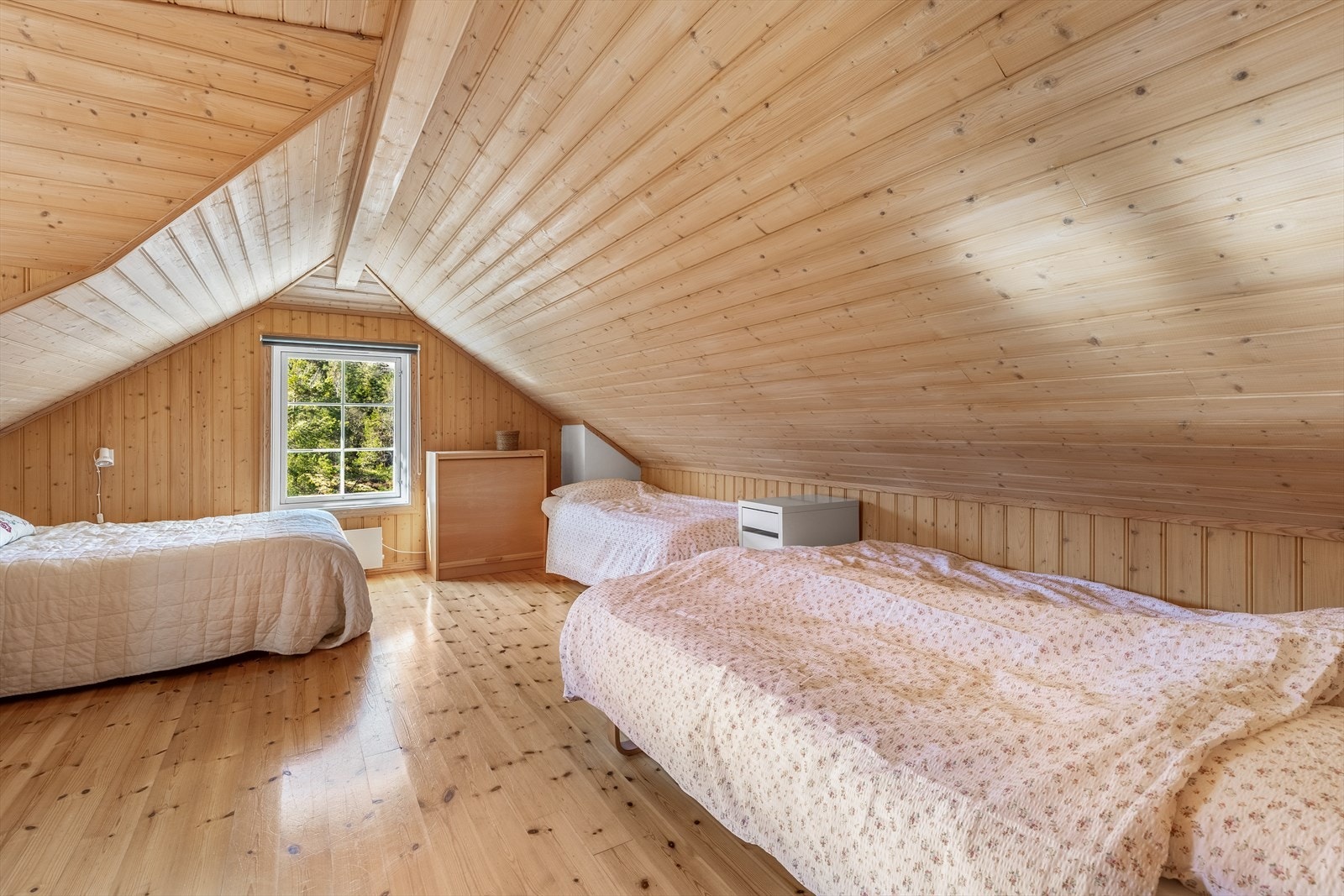 Soverom i 2. etasje - rommet har lavere takhøyde enn 1,90 Galleribilde