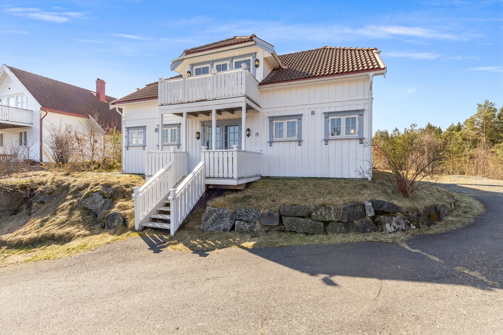 Inngangspartiet er i front av hytta Galleribilde