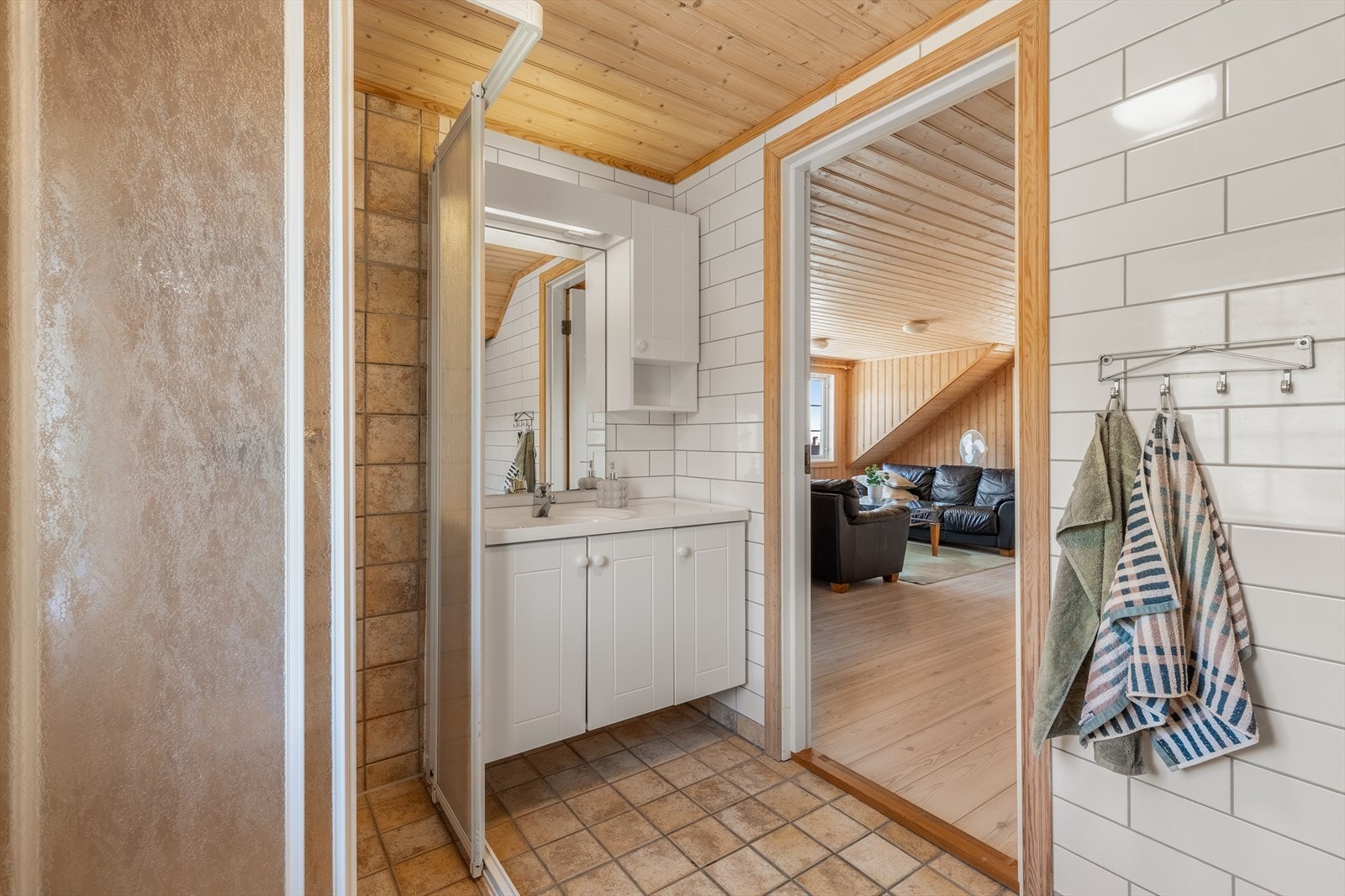 Bad i 2. etasje med dusj, servant og toalett Galleribilde