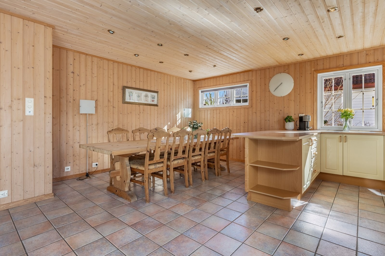 Spisestue med god plass til stort spisebord Galleribilde