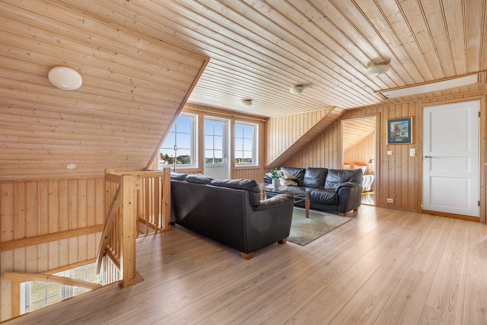 Loftstue med utgang til balkong - perfekt som egen sone for barna Galleribilde