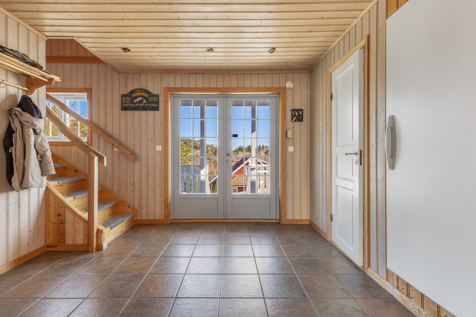 Stor gang med trapp opp til 2. etasje - god plass til å henge fra seg og ha øvrig møblement Galleribilde