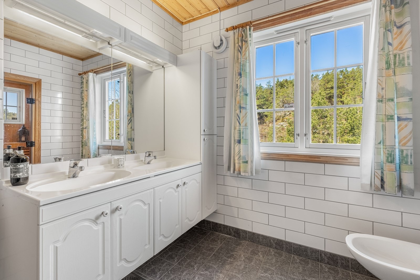 Hovedbad i 1. etasje med adkomst til badstue Galleribilde