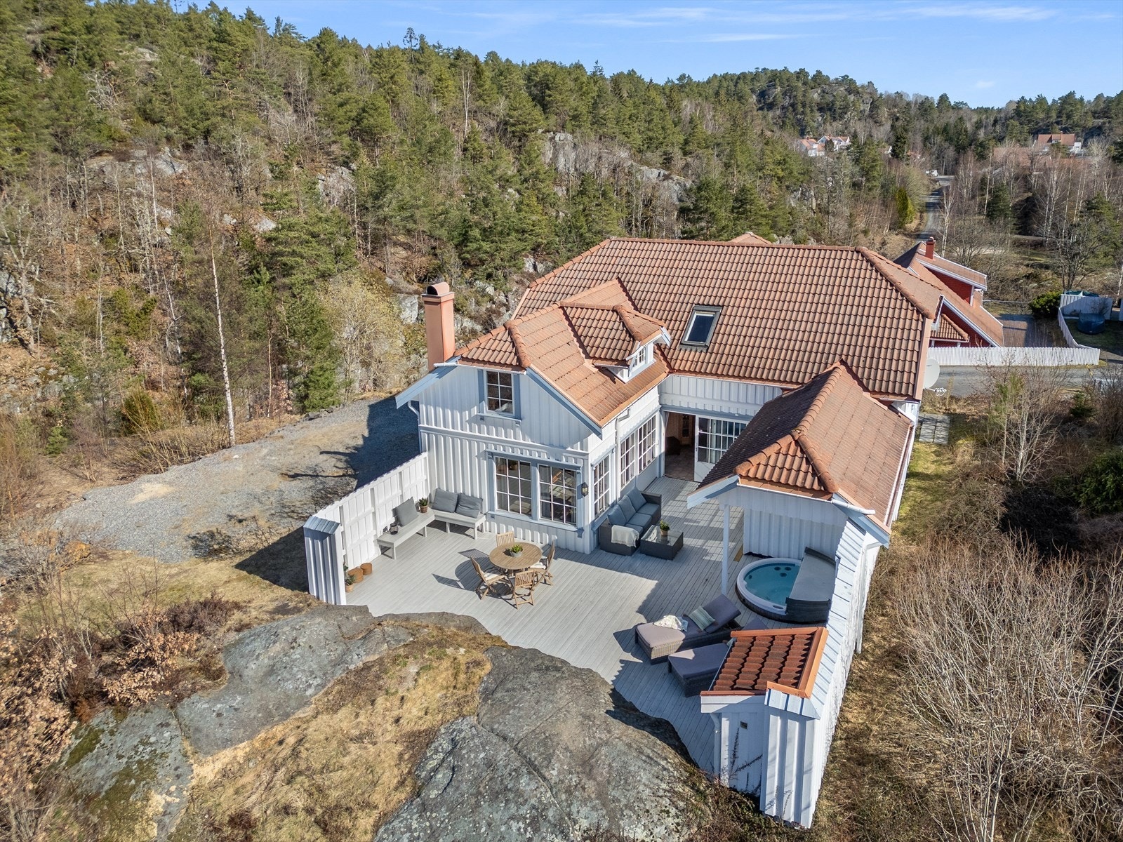 Hytta har en usjenert og romslig uteplass med plass til flere sittegrupper Galleribilde