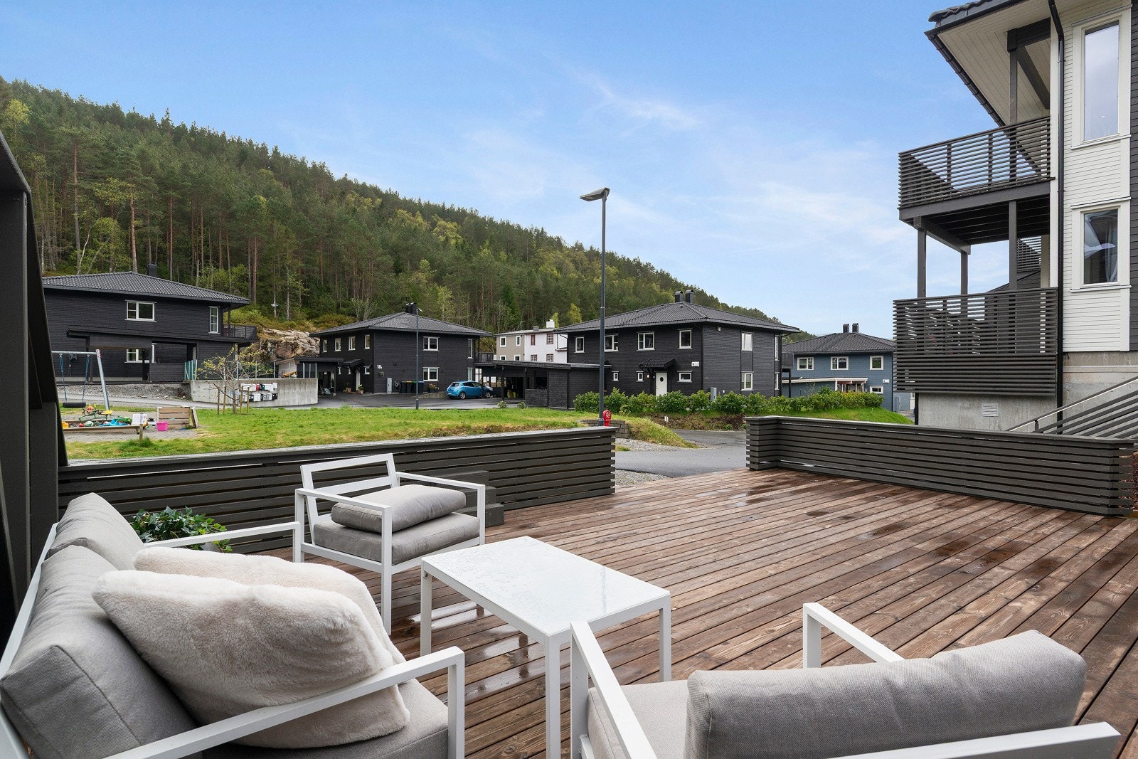 Her kan du sette deg tilbake og følge med på ungene som springer fra seg på lekeplassen før leggetid. Galleribilde