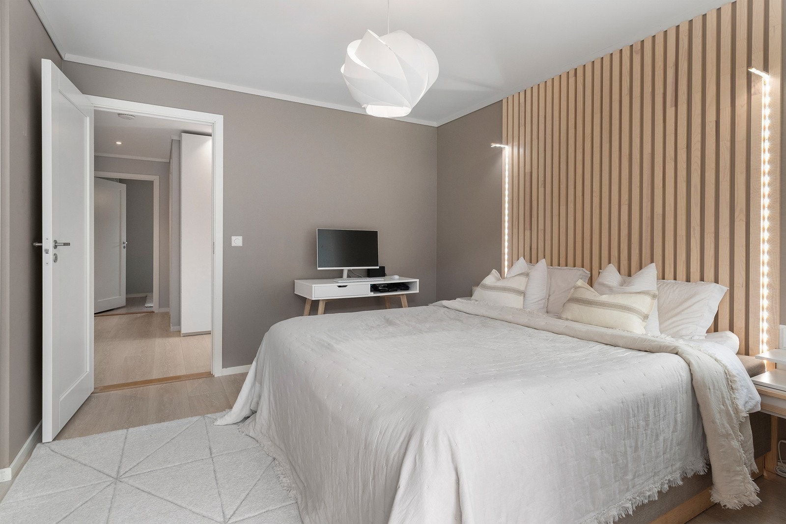 Boligen har tre soverom - alle lokalisert i førsteetasjen. Galleribilde