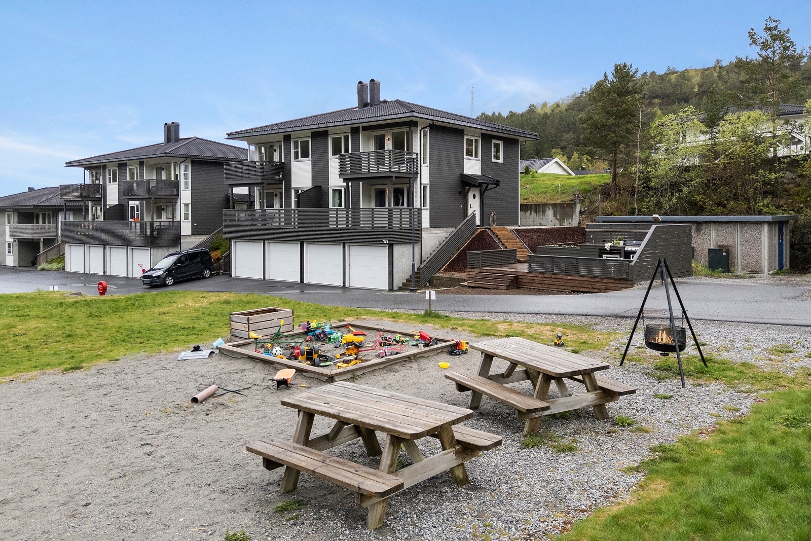 Lekeplassen i midten av området gjør det luftigere og legger til rette for barnelatter. Galleribilde