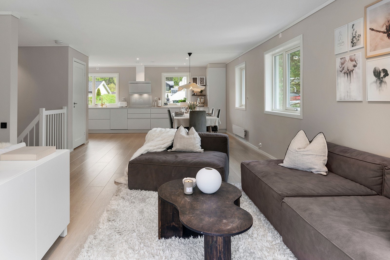 En hensiktsmessig planløsning muliggjør flere soner med romslig spisebord og flere sittegrupper. Galleribilde