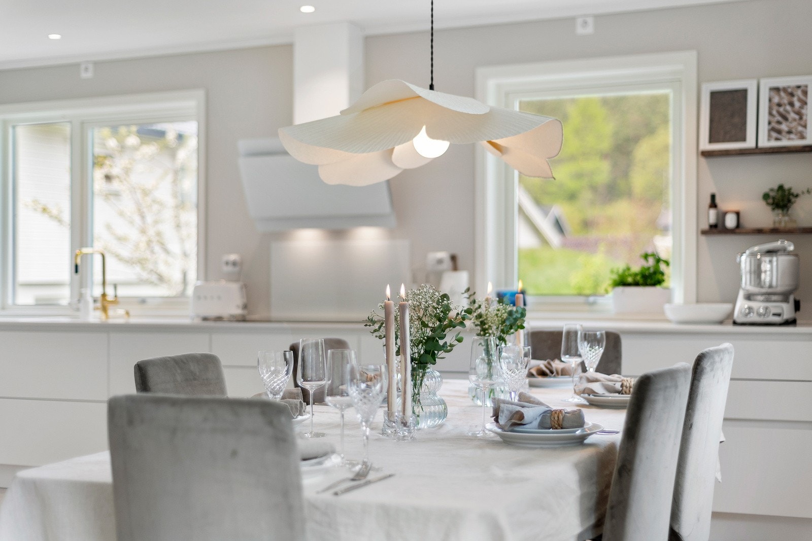 Det er montert en del spotter i himlingen som forsterker det lyse inntrykket. Galleribilde