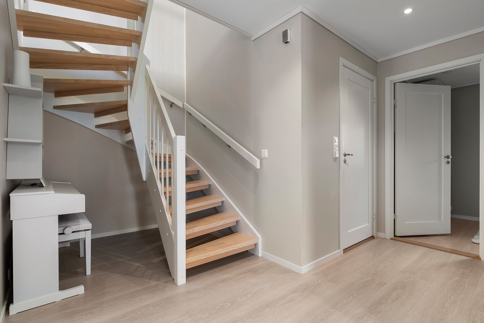 Første boligetasje byr på gang, tre soverom, bad og vaskerom. Galleribilde