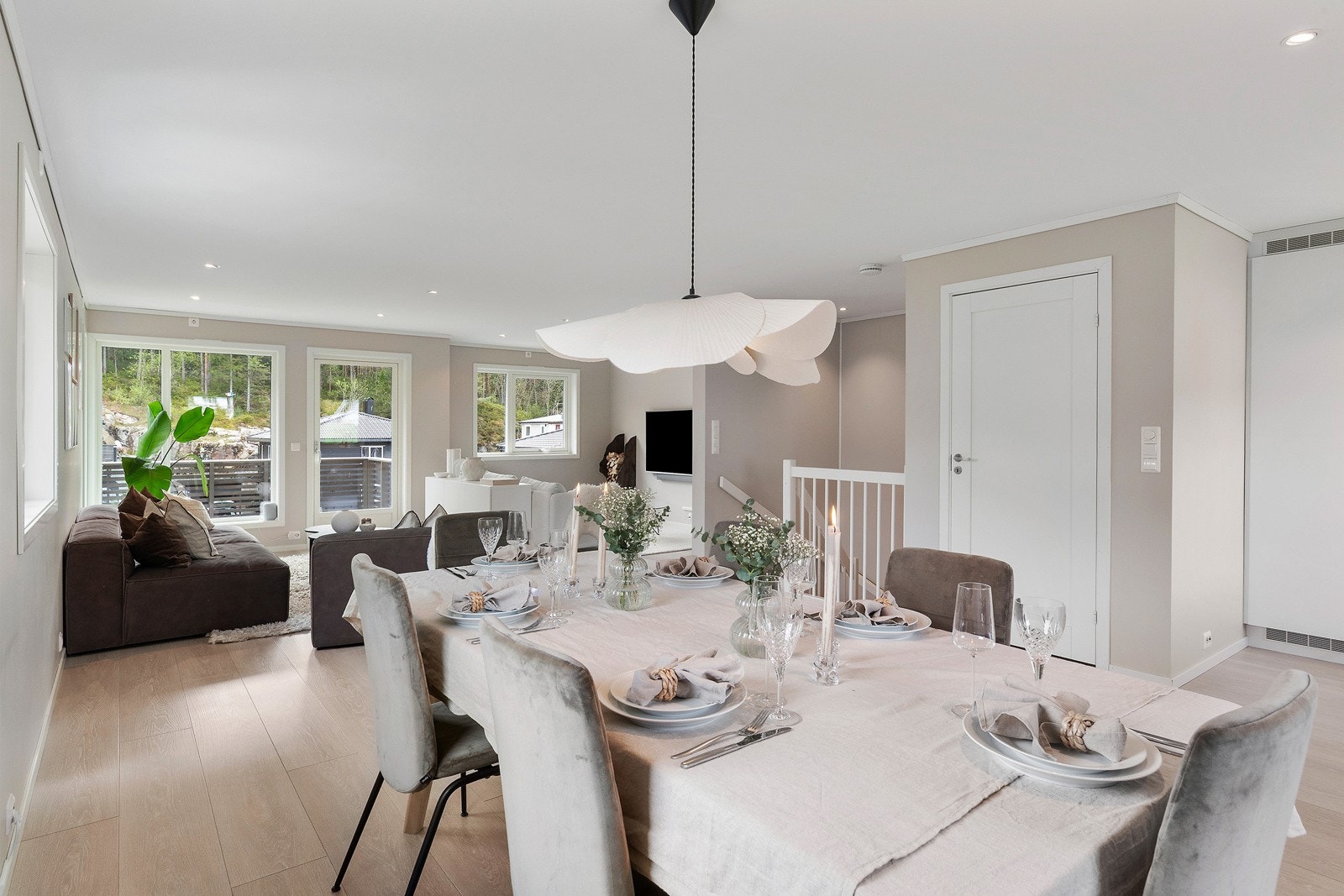 Mellom stuen og kjøkkenet er det godt med plass til spisegruppe av en romslig karakter. Galleribilde