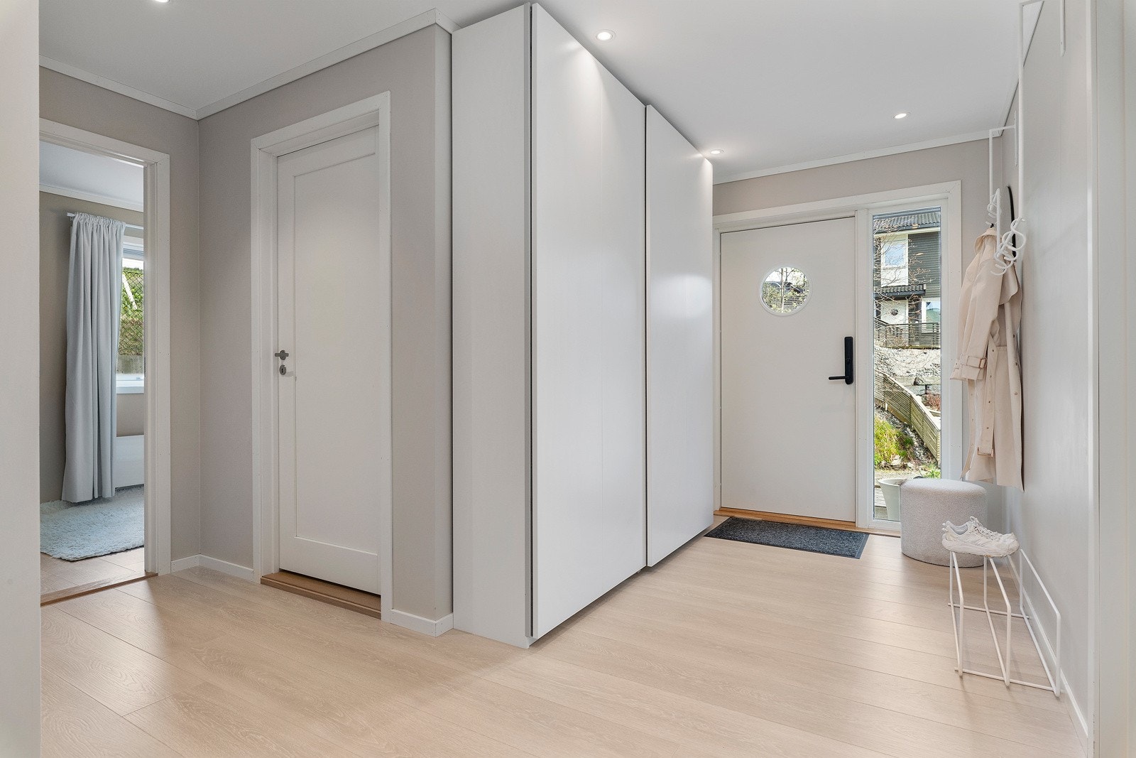 Det er etablert skyvedørsgarderobe i gangen og muligheter for oppheng og oppbevaring for gjester. Galleribilde