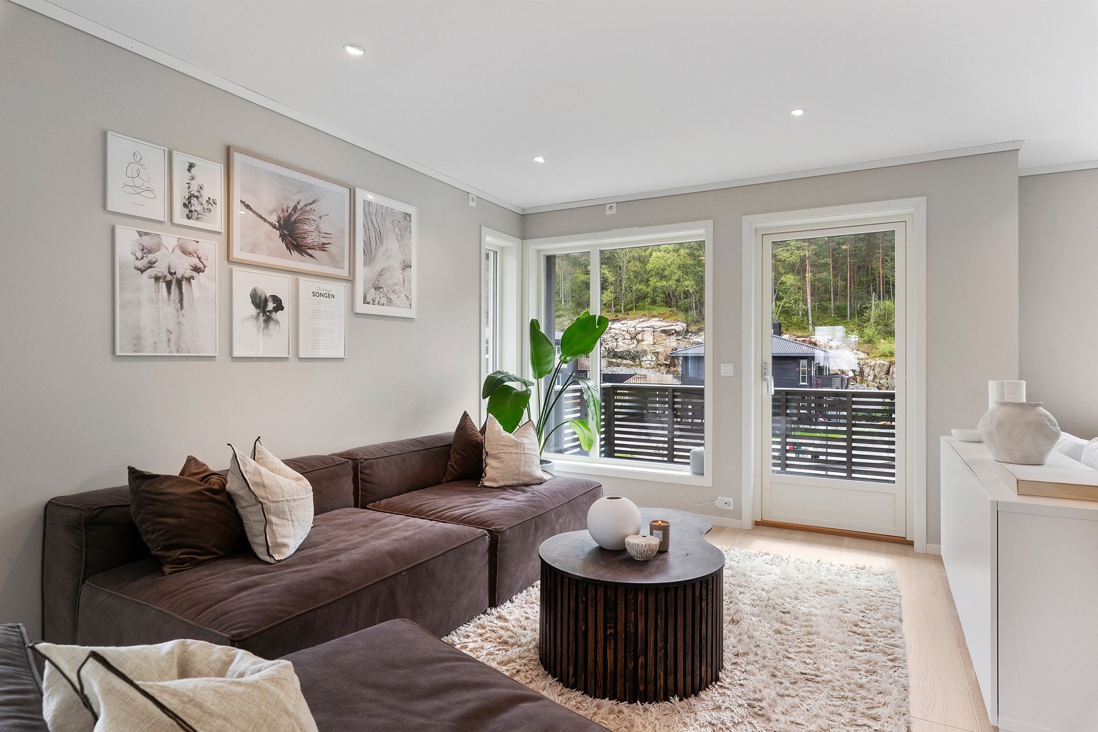 Det er smakfulle farger på vegger og det lyse gulvet står fint i stil. Her er det gjennomgående lys fra sør til nord og minimalt med innsyn. Galleribilde