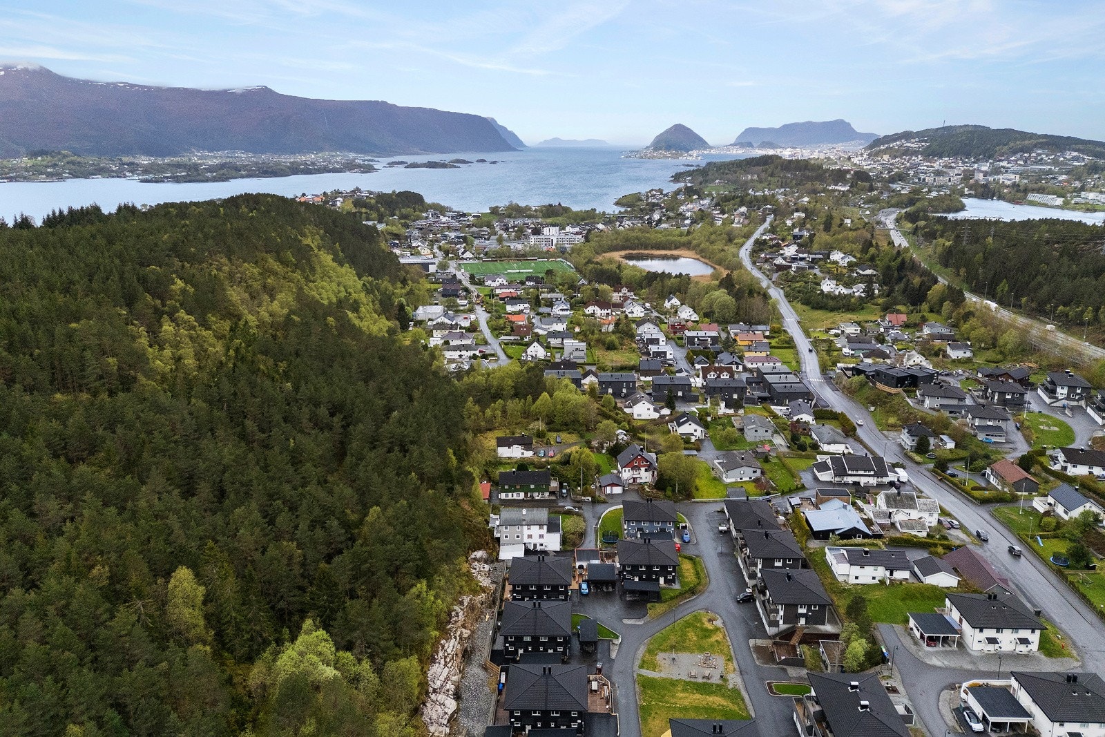 Fra eiendommen har du nærhet til trivelige turområder - herunder Høgenakken, Lerstadvatnet, Hatlaåsen, Prinsen og Fjordstien. Galleribilde