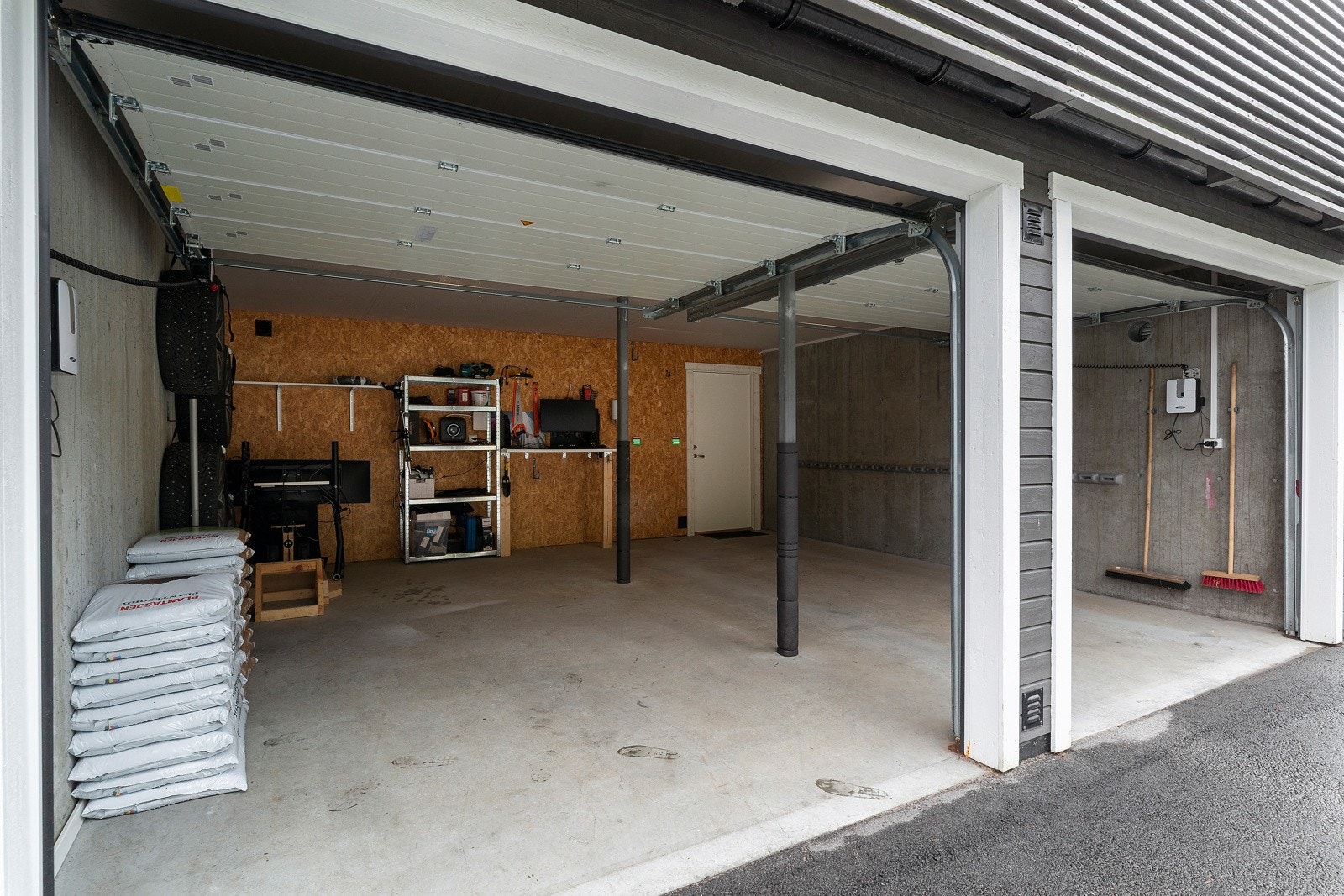 Garasjen har montert elbillader - Galleribilde