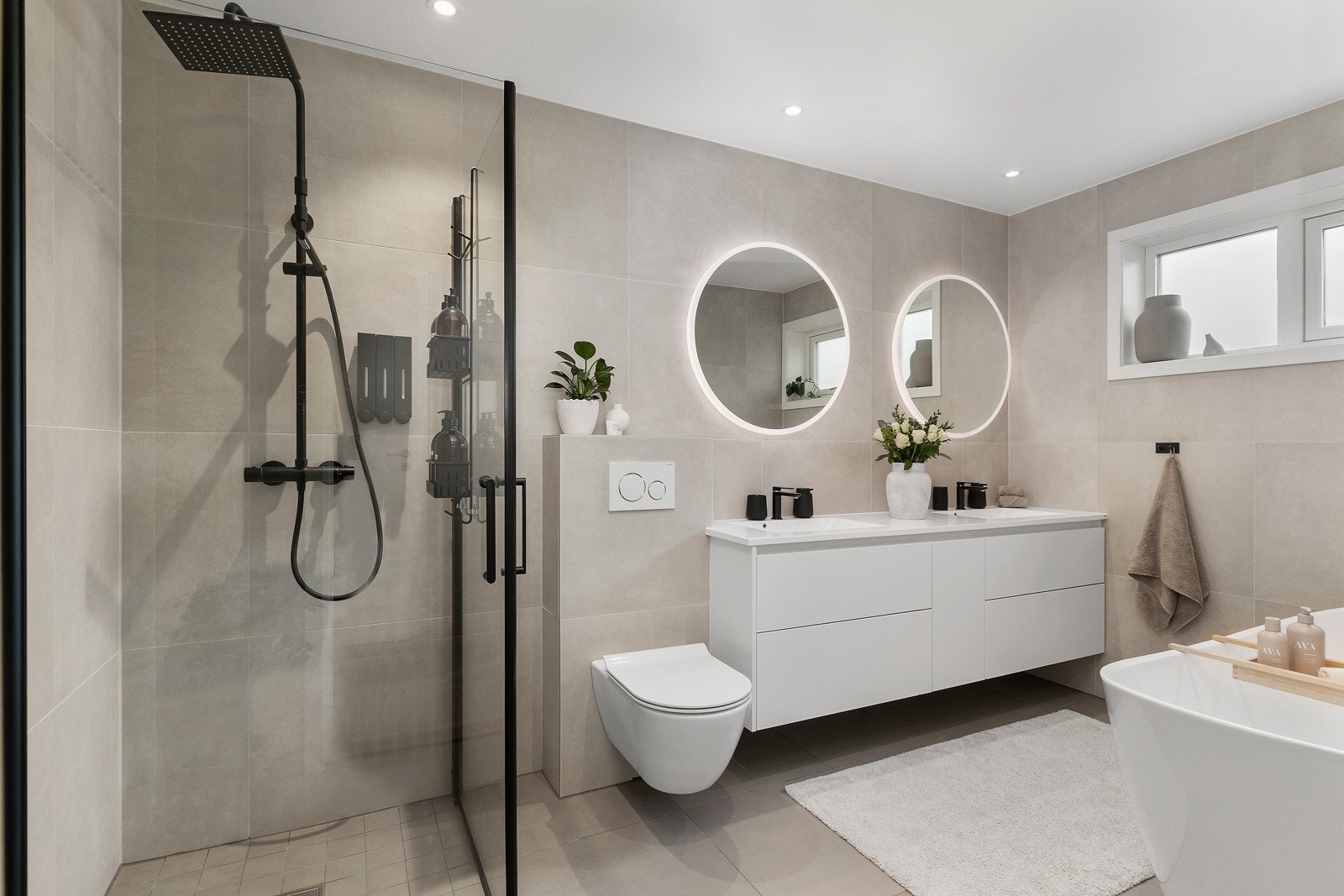 Store fliser, varmekabler i gulvet og alt du trenger i hverdagen! Galleribilde