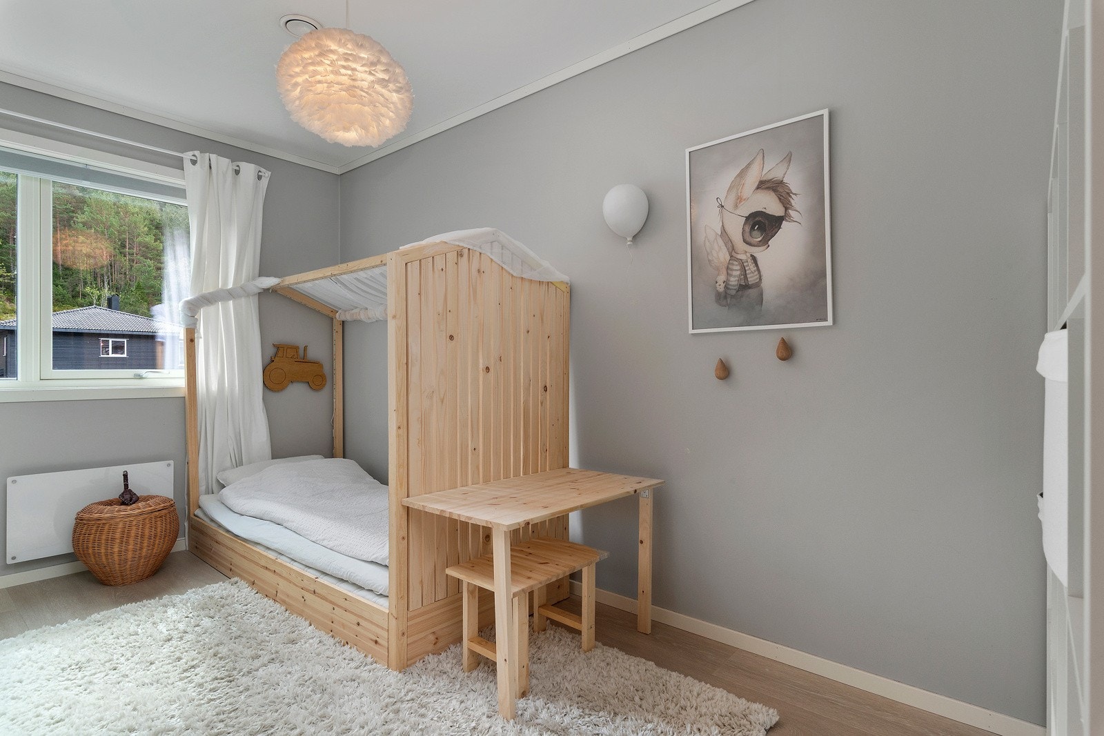 Barnerommet ligger like ved med plassbygd seng. Galleribilde
