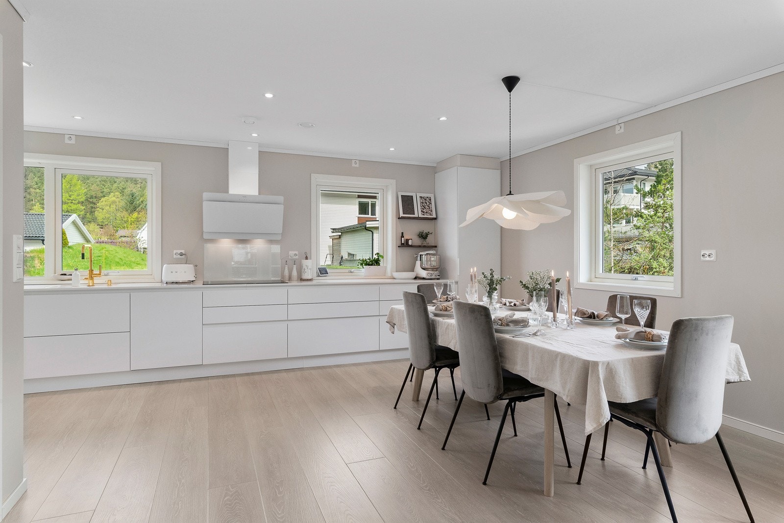 Legg forresten merke til det romslige kjøkkenet som virkelig gir gode arbeidsforhold for sjefskokken. Galleribilde