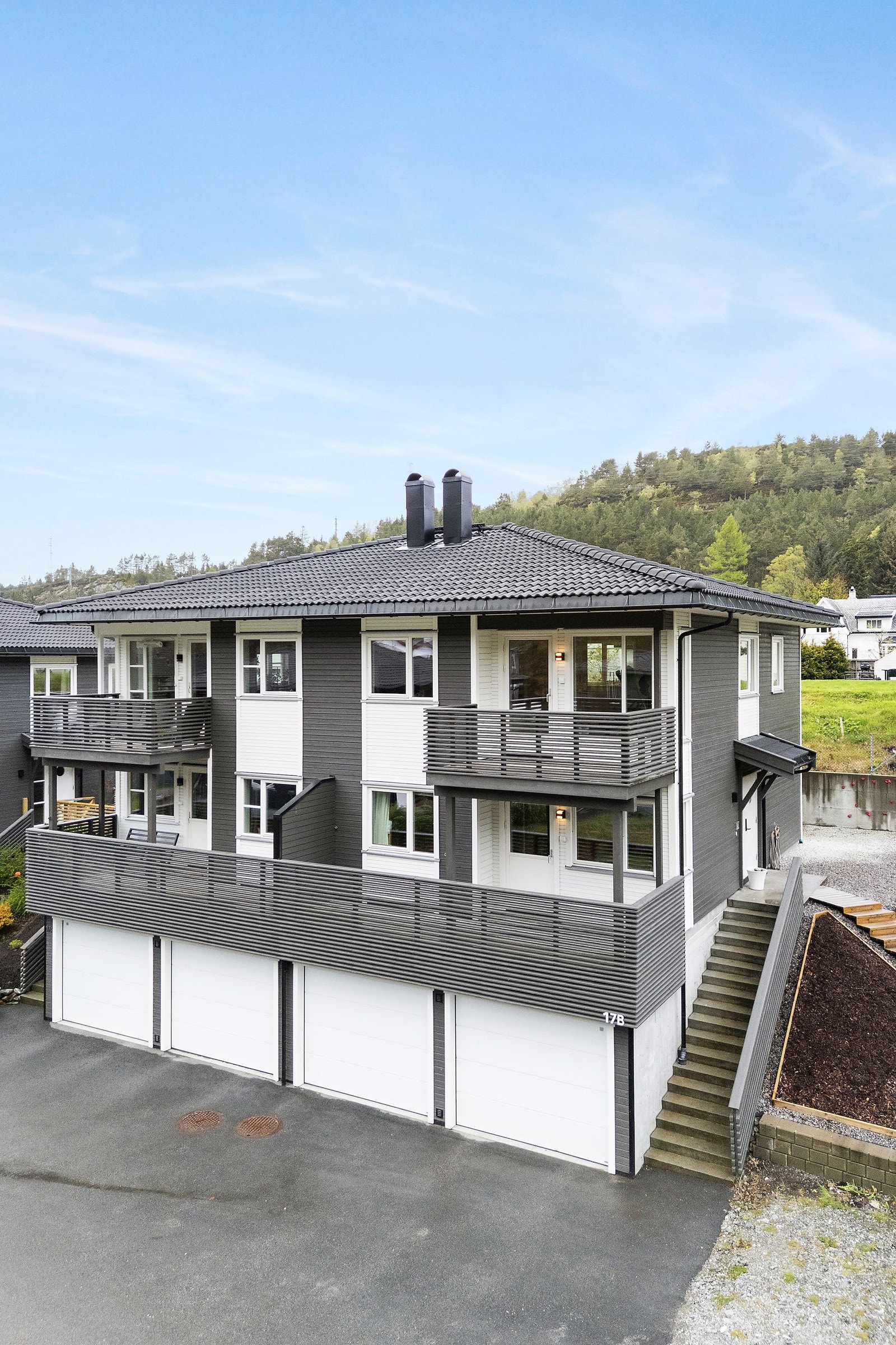 Med boligen følger det med ikke bare én, men to plasser i garasje. Galleribilde