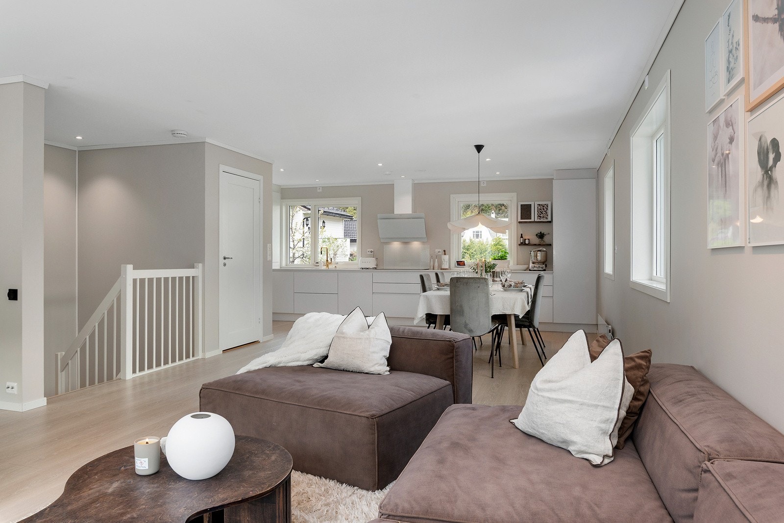 Oppe er det stue, kjøkken og eget toalettrom. Galleribilde