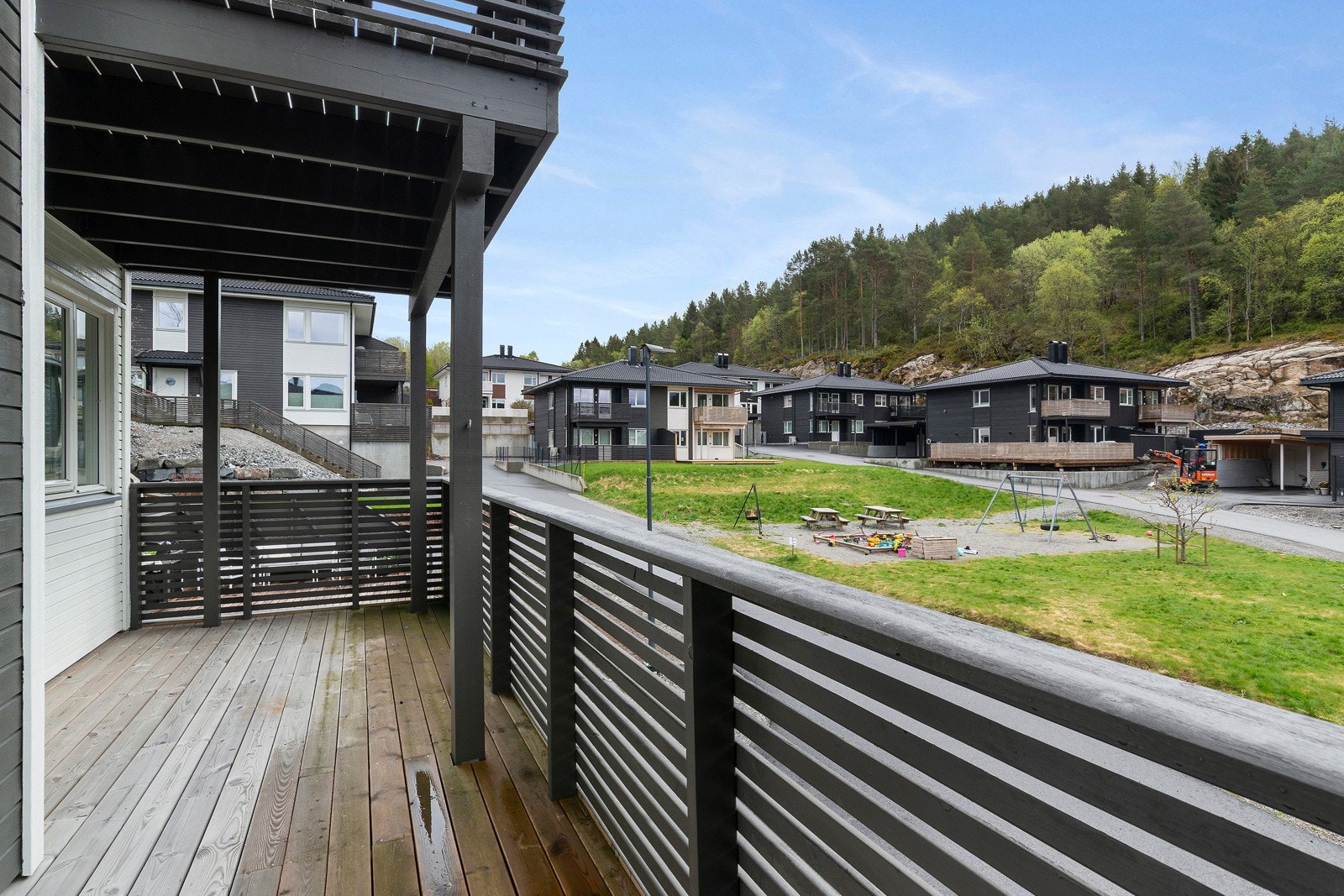 Fra soverommene i 2. etasjen har man tilkomst til dette delvis overbygde uteområdet som er en frydfull plass å henge klestørken på fineværsdager. Galleribilde