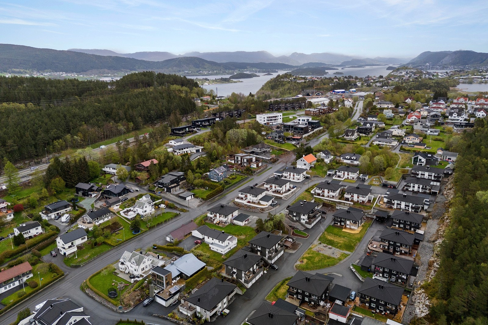 Det er cirka 20 minutter for en kortbeint til Hatlane barneskole, det er flere barnehager i området og til Kolvikbakken Ungdomsskole er det cirka 10 minutter i morgenrushet. Galleribilde