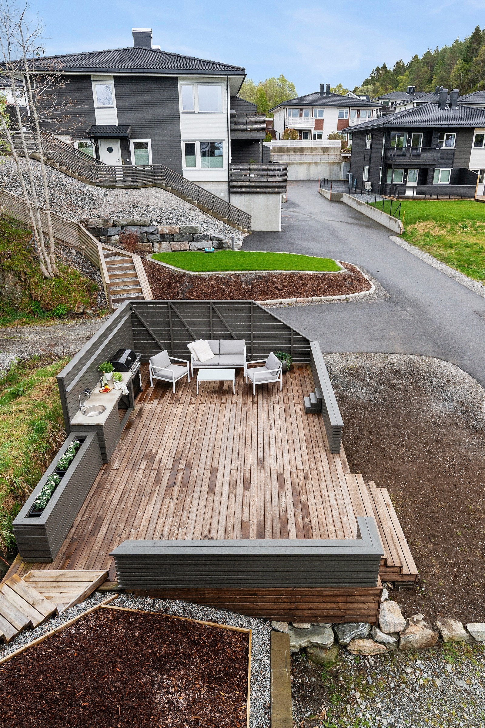 Uteområdet er fint tilrettelagt med trapp, plen på vei foran og blomsterkasser. Galleribilde
