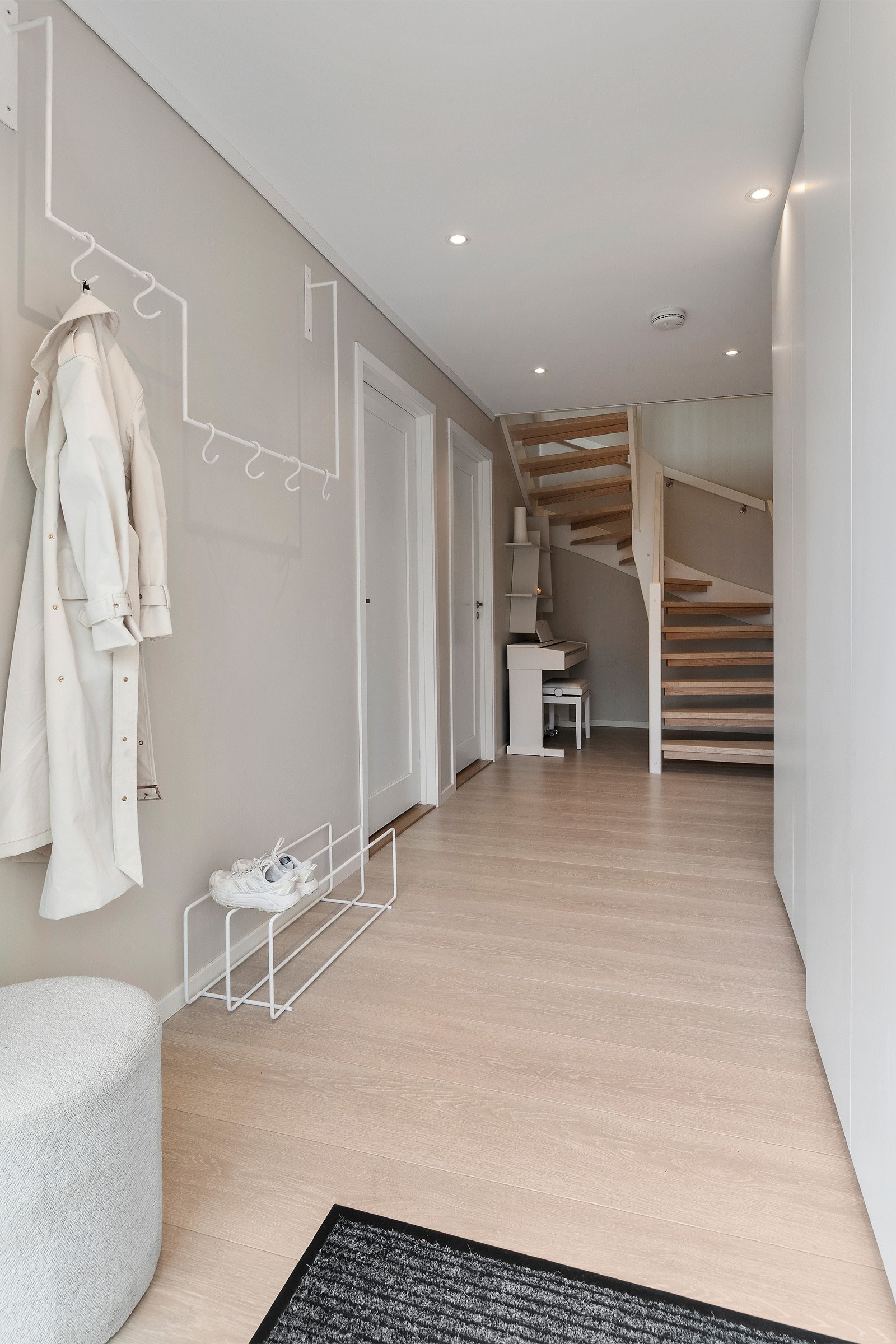 Boligen er smakfullt innredet med lyse farger, innbydende laminatgulv og spotter i himlingen. Galleribilde