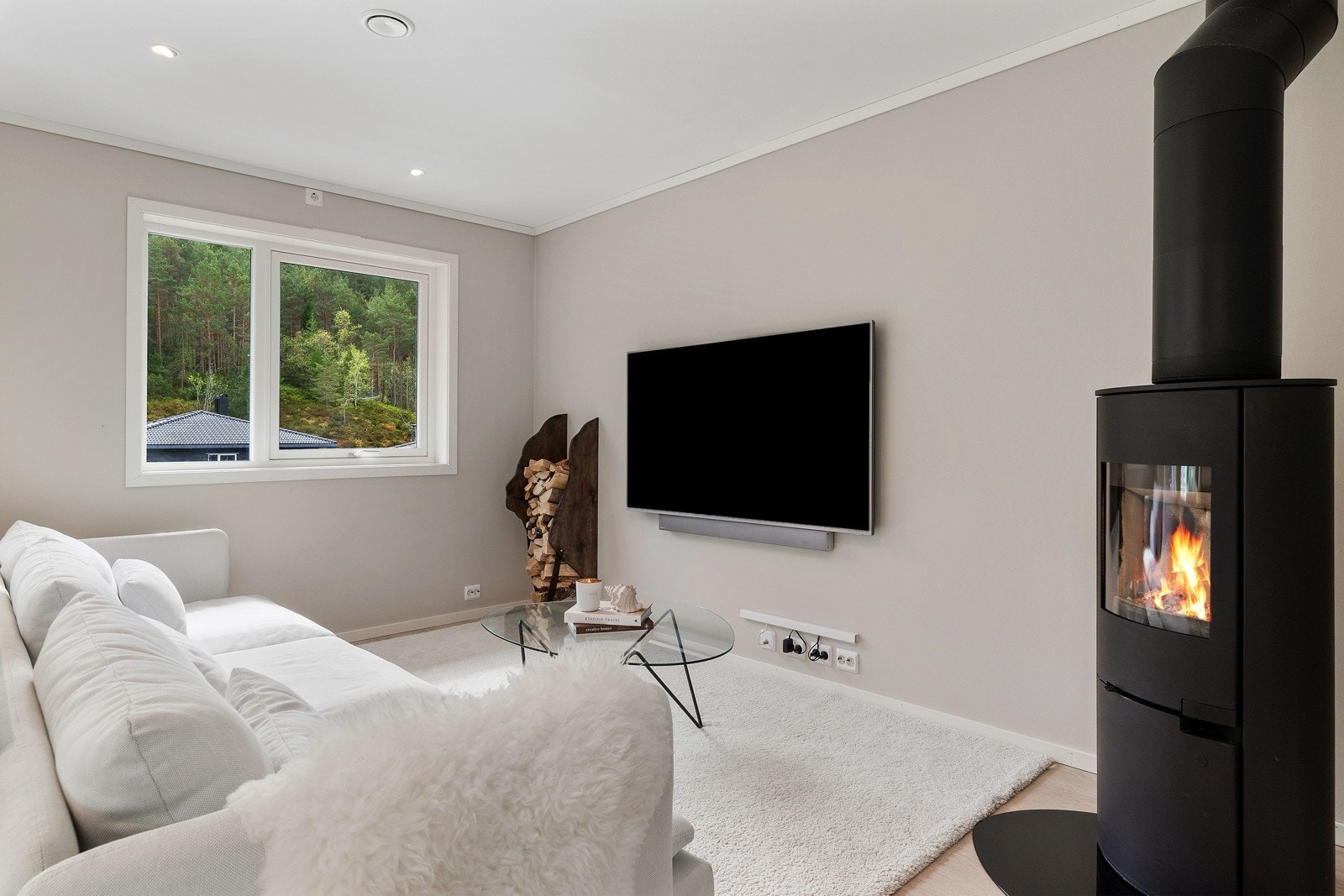 Det er montert ildsted på stuen og fiber-tilknytning fra både Tafjord og Nordvestnett. Perfekt for en sunnmøring. Galleribilde