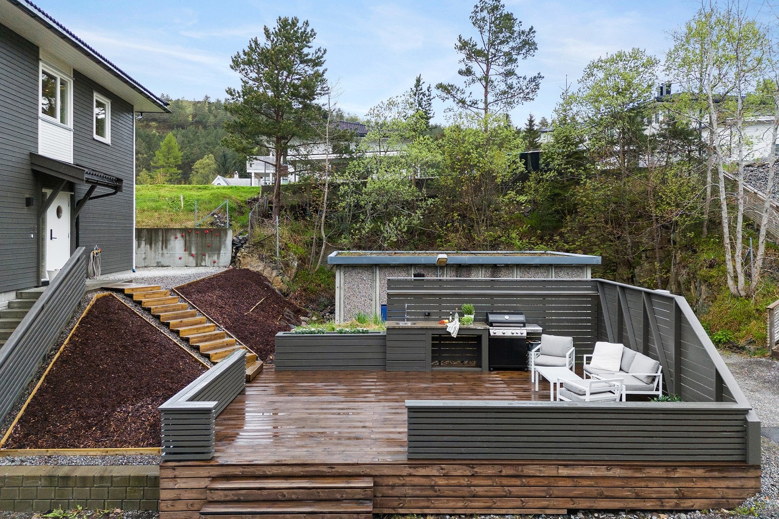 Her er det godt med plass til både sittegrupper, grill og mer. Galleribilde