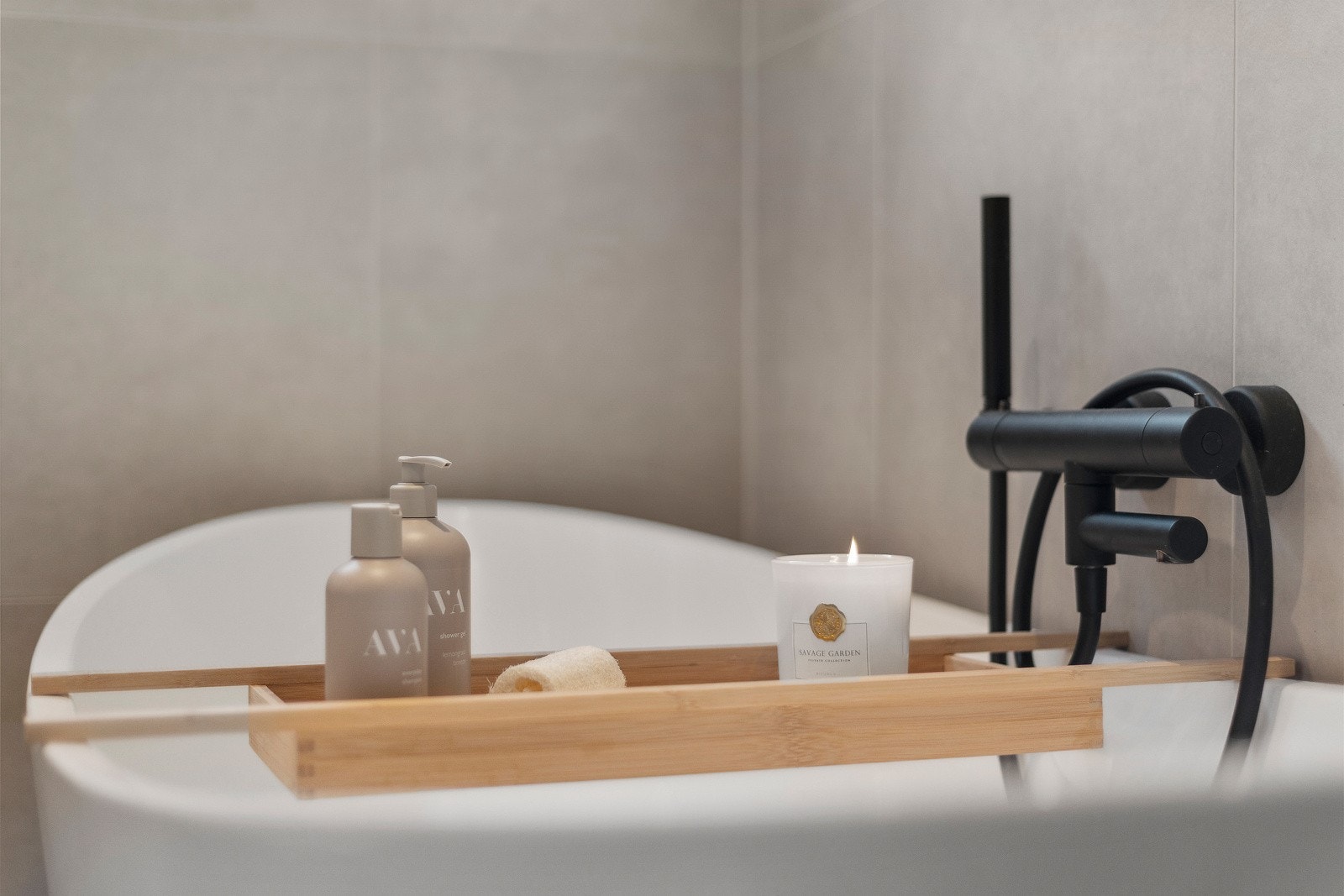 Du drømmer kanskje om et rolig bad med et glass og en god bok - men det blir nok ungene som plasker rundt rett før leggetid! Galleribilde