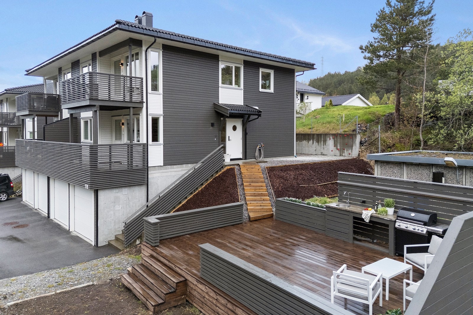 De tre uteområdene er sørvendte og gir gode solforhold. Galleribilde