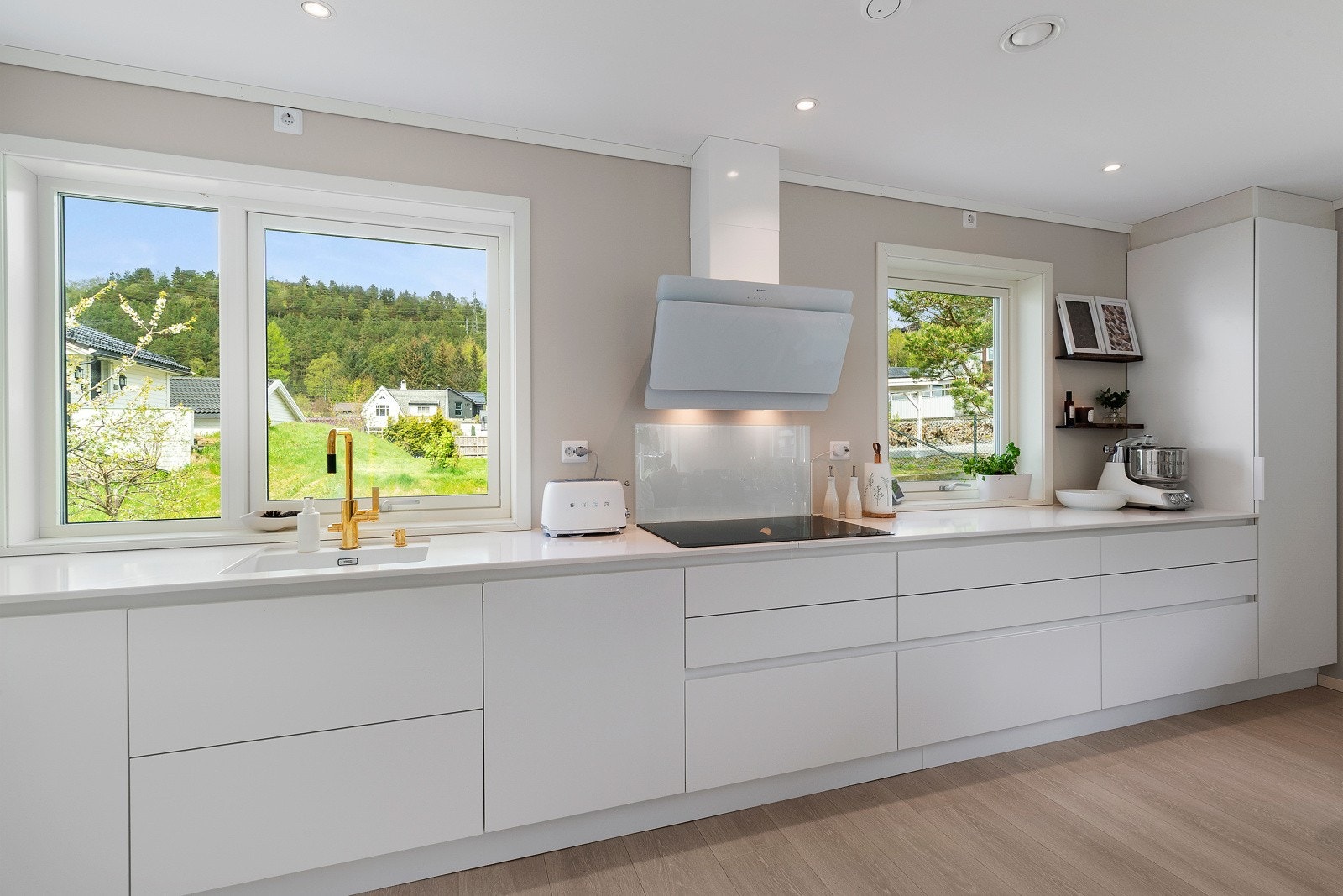 Naturlig lys og grønn skog gjør grønnsakskuttingen til tacoen liiitt enklere. Galleribilde