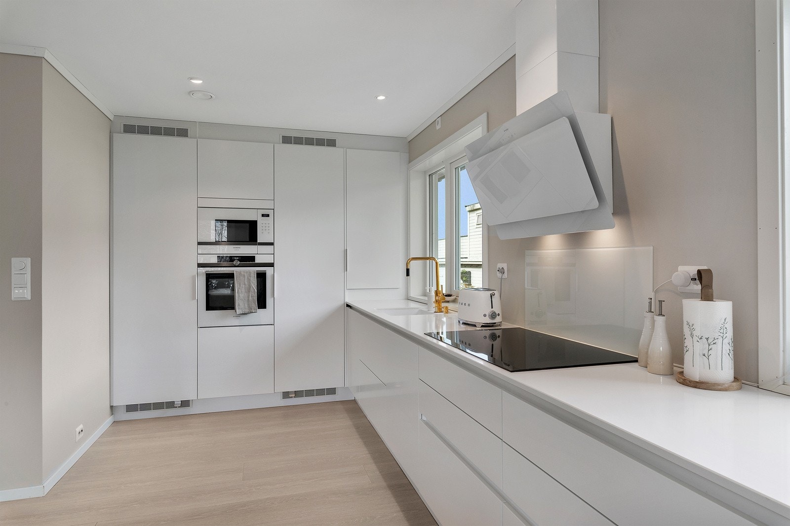 Kjøkkenet er fra kvalitetsleverandøren HTH og innehar integrerte hvitevarer - herunder helkjøl og helfrys. En fryd. Galleribilde