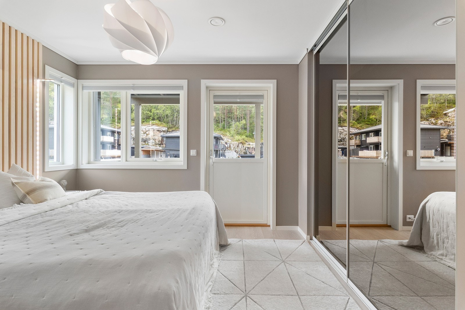 Her fra hovedsoverommet som er utvidet en smule for å kunne huse en stor skyvedørsgarderobe med speil. Galleribilde