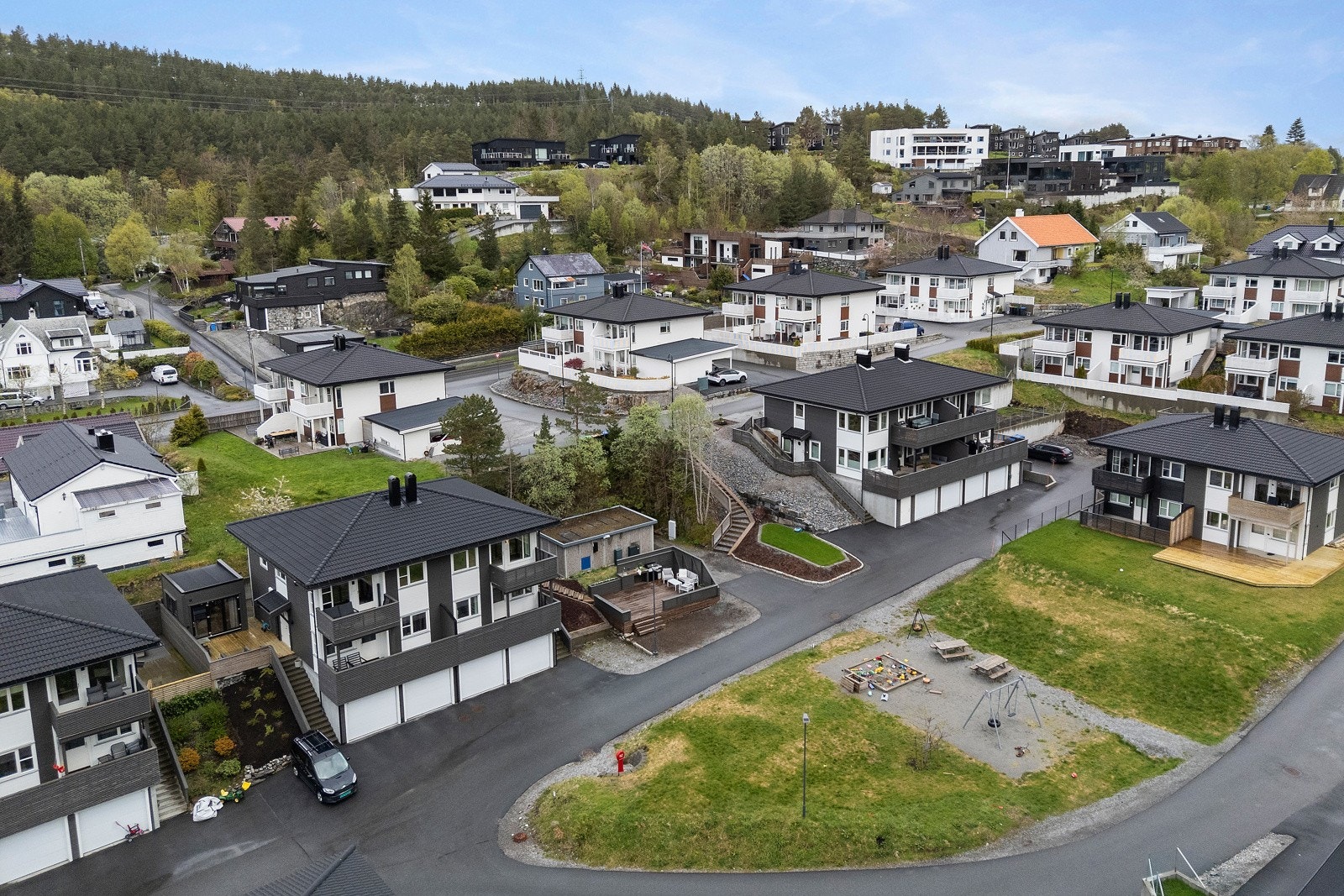 Det er cirka fem minutter å gå til Meny Lerstad hvor ferskvaredisken bugner av fisk, kjøtt og kjappe ferdiglagde middagsretter. Galleribilde