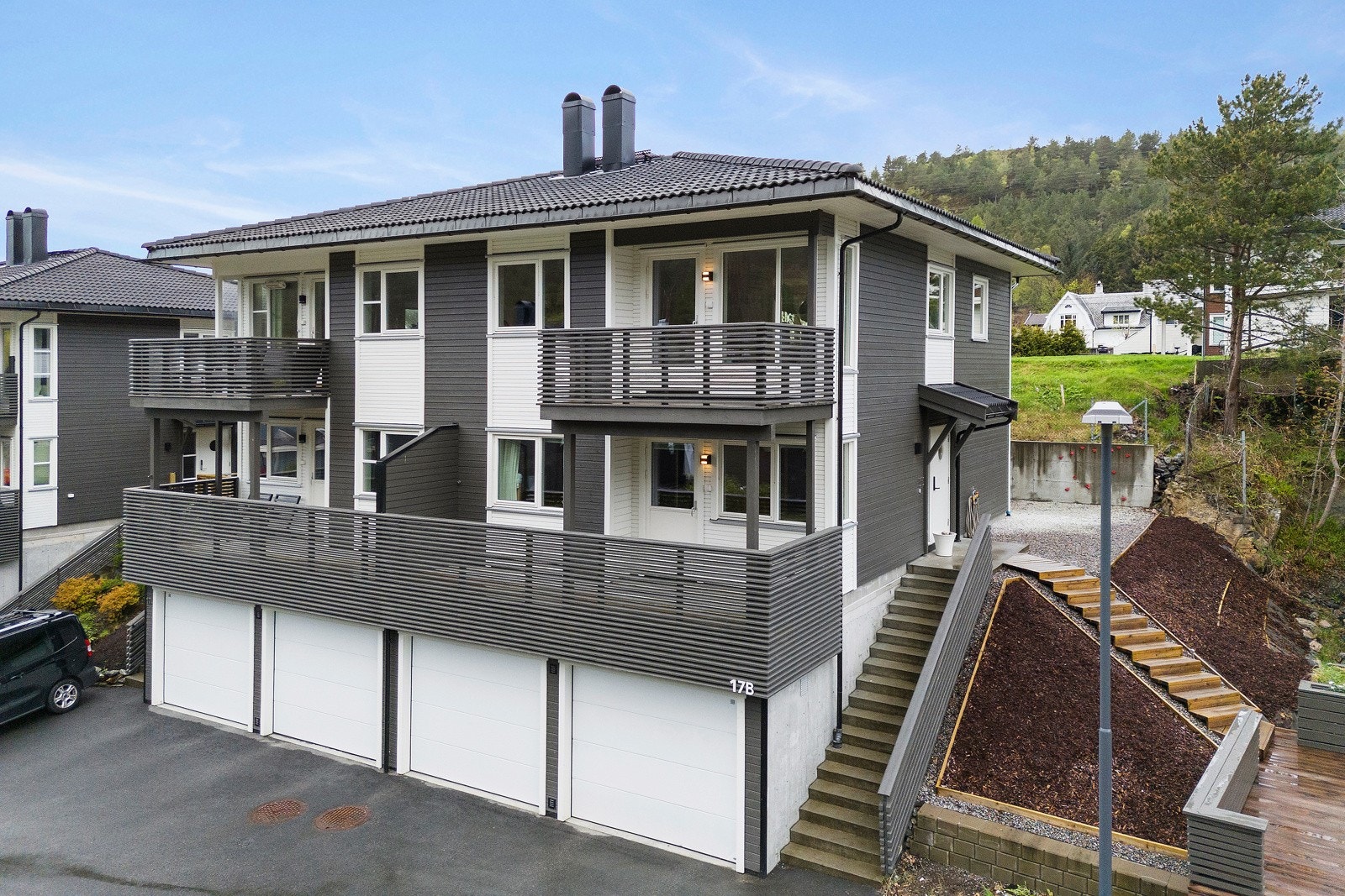 Dette er en flott halvpart av tomannsbolig med dobbelgarasje, tre solrike uteområder og barnevennlig beliggenhet. Galleribilde