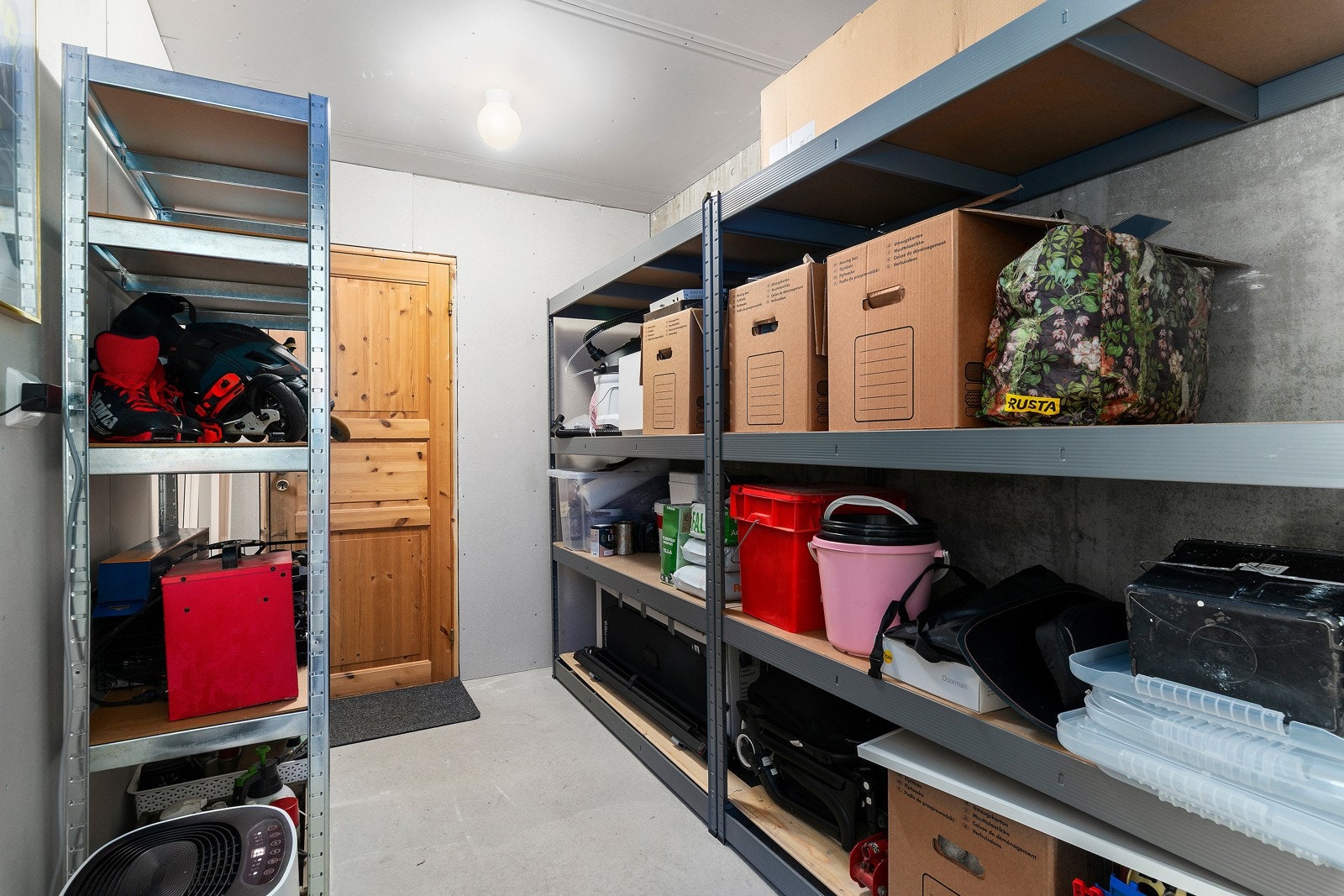 oppbevaring i hyllesystem. Galleribilde