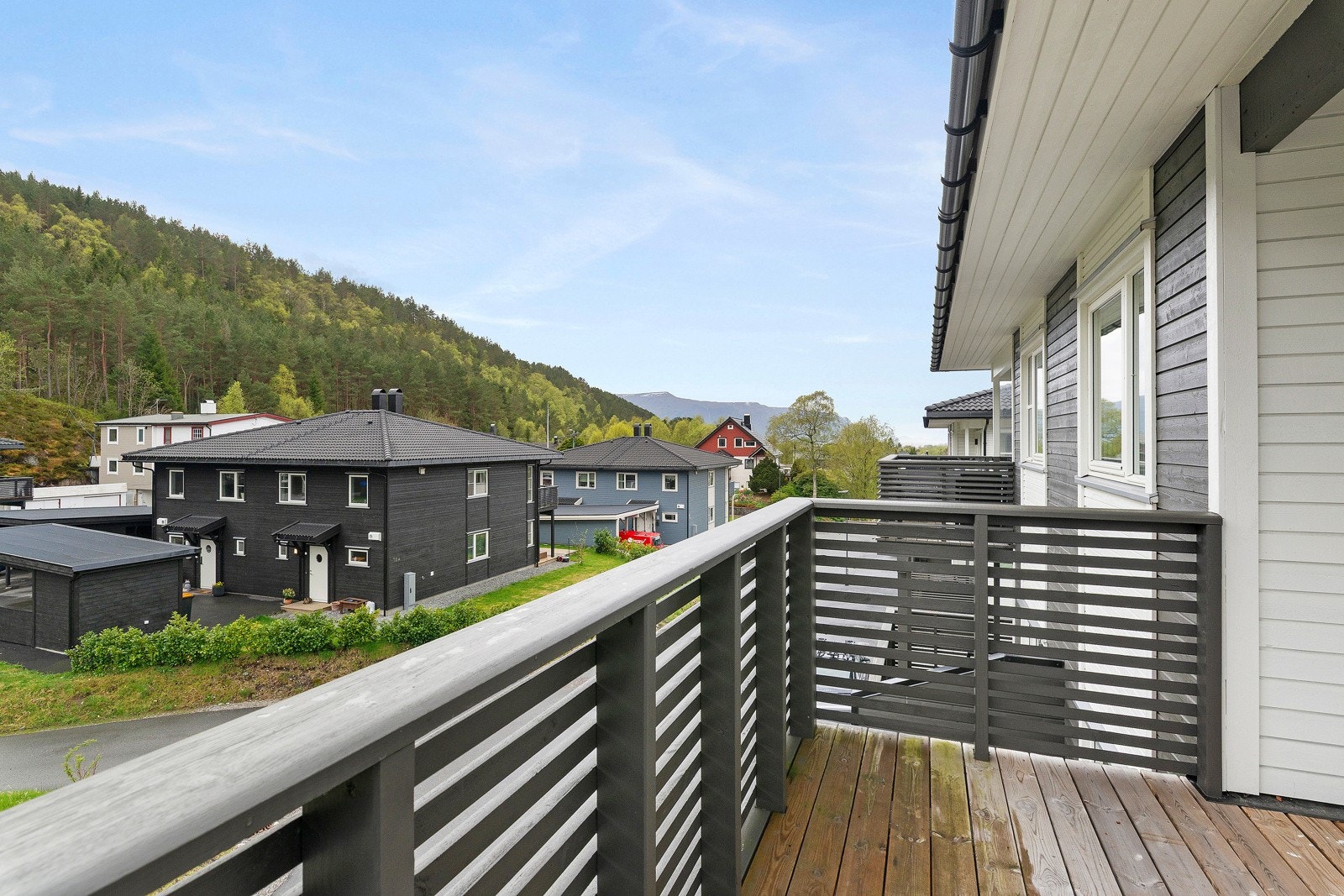 Boligens orientering er sørover og gir derfor solen fra formiddagen til ettermiddagen før man får solen til kvelden på uteområdet på bortsiden. Galleribilde