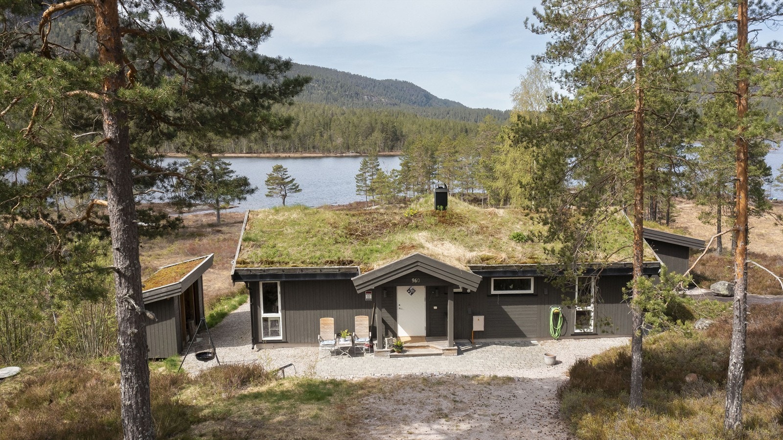 Rett til båtfeste ved vannet. Brygge delt med nabo. Galleribilde