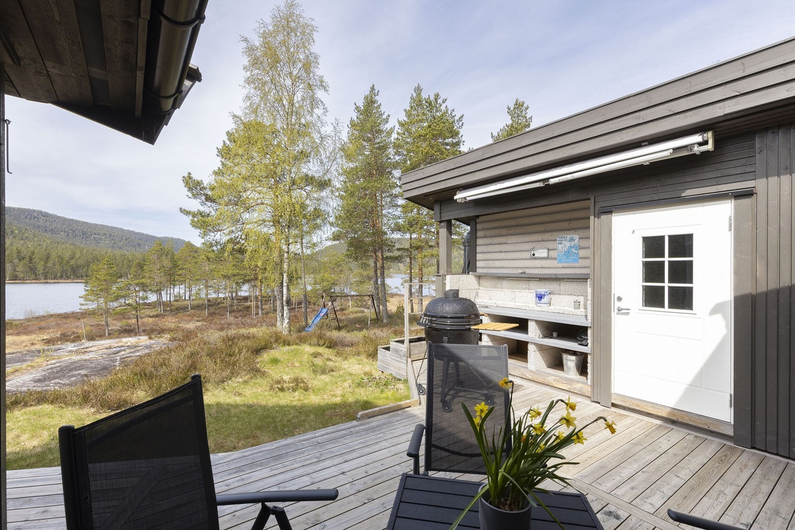 Uthus på ca. 13 kvm. Her har du også et praktisk utekjøkken. Galleribilde