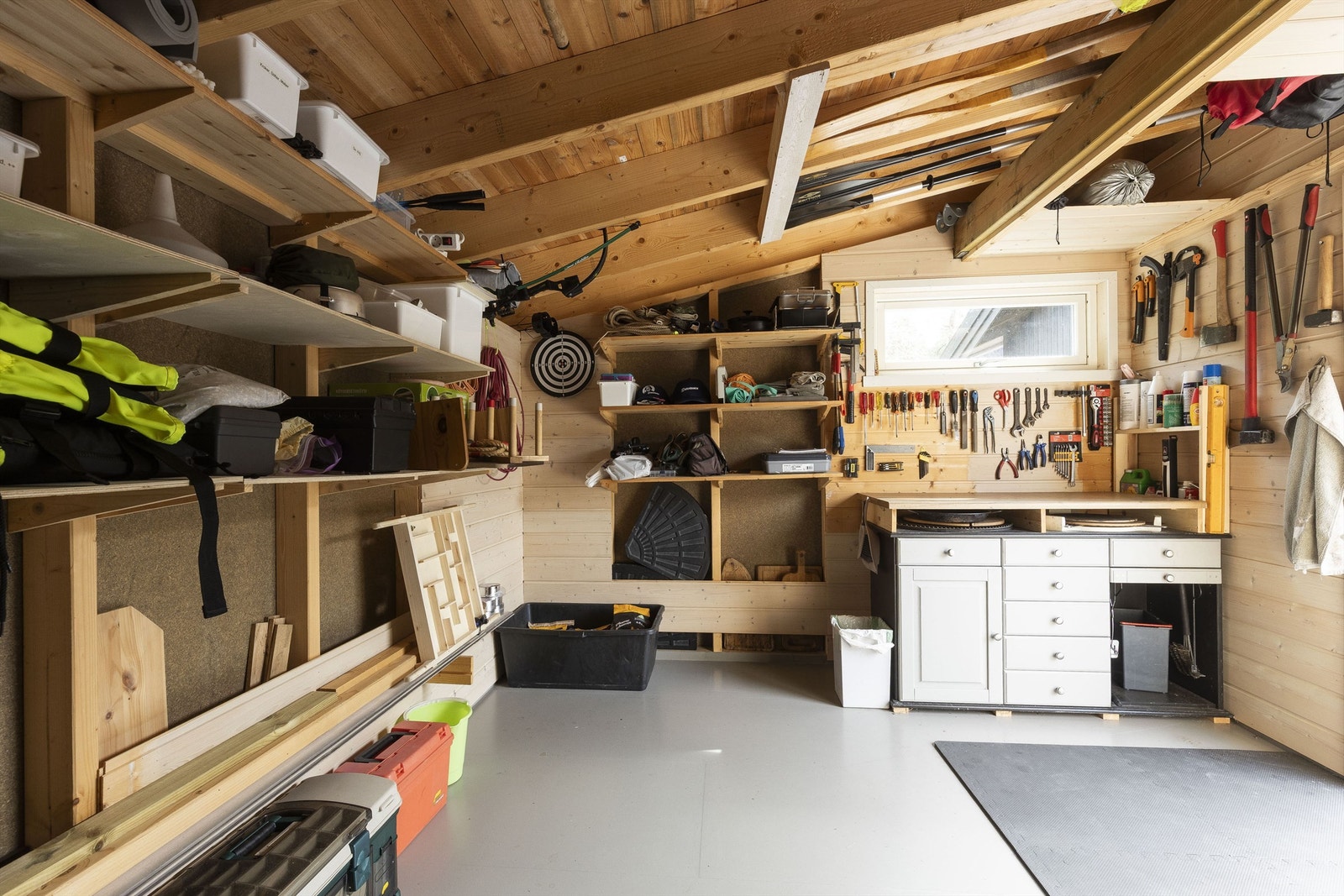 Uthuset med gode lagringsmuligheter Galleribilde