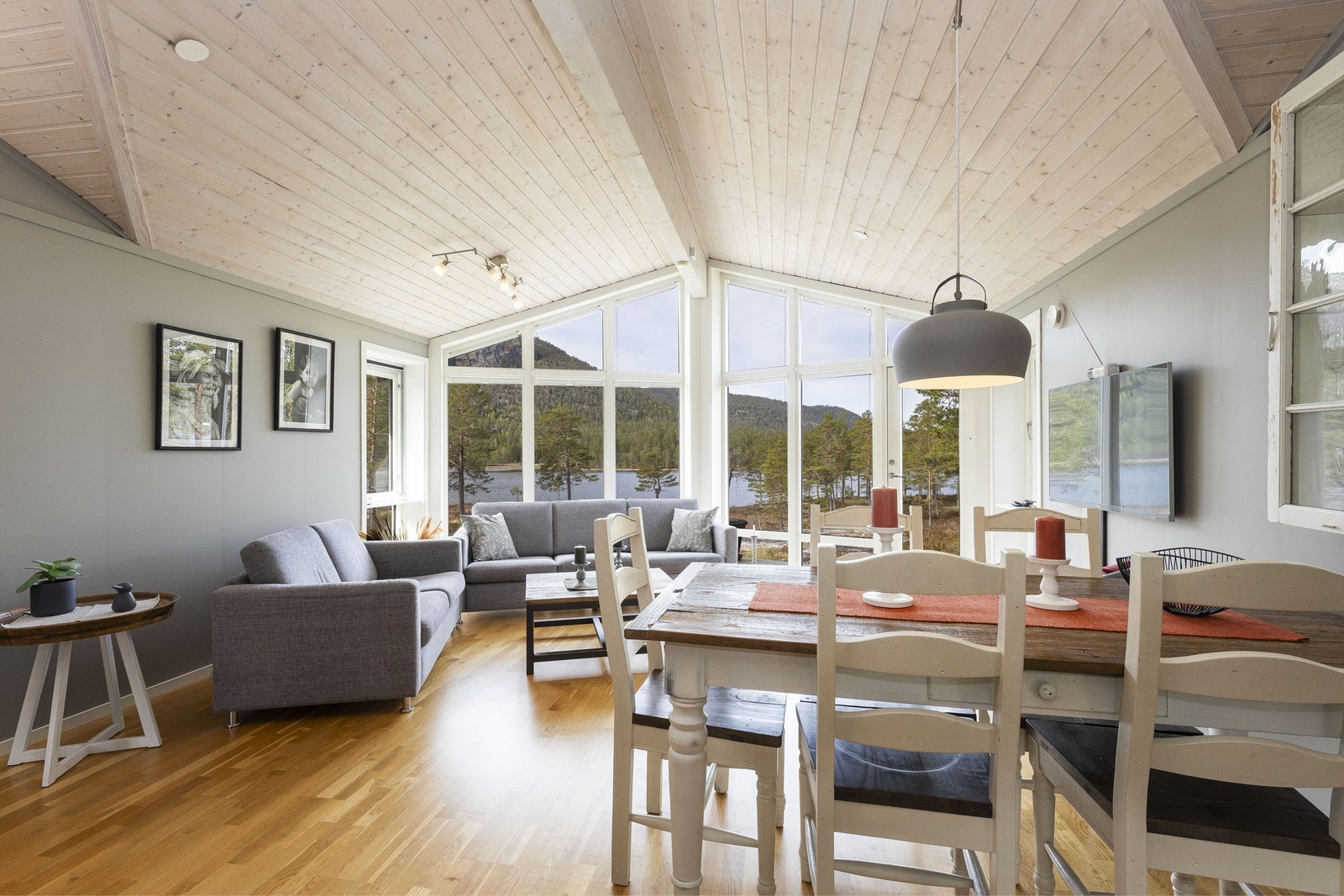 Hytta er gjennomtenkt med gode løsninger. Den nydelige utsikten får du fra hele stua og til kjøkkenet. Galleribilde