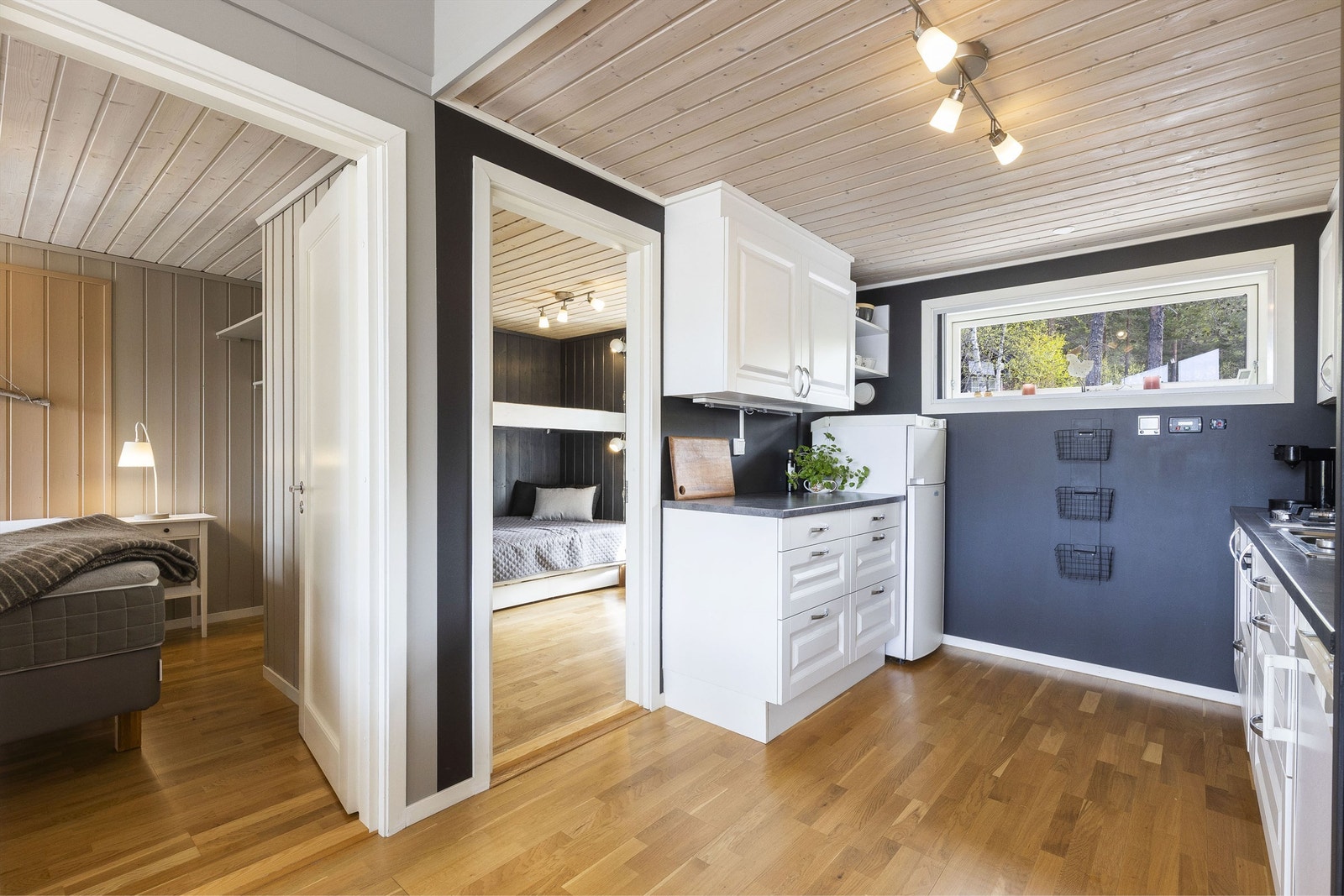 Kjøleskap på gass. Liten komfyr får strøm via aggregat. Galleribilde