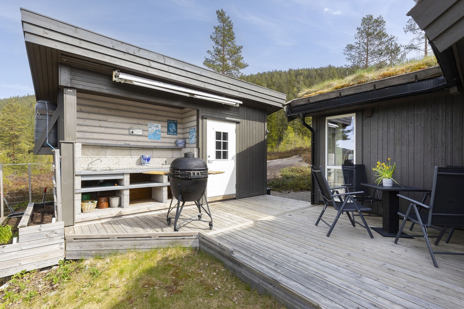 Uthus på ca. 13 kvm. Her har du også et praktisk utekjøkken. Galleribilde