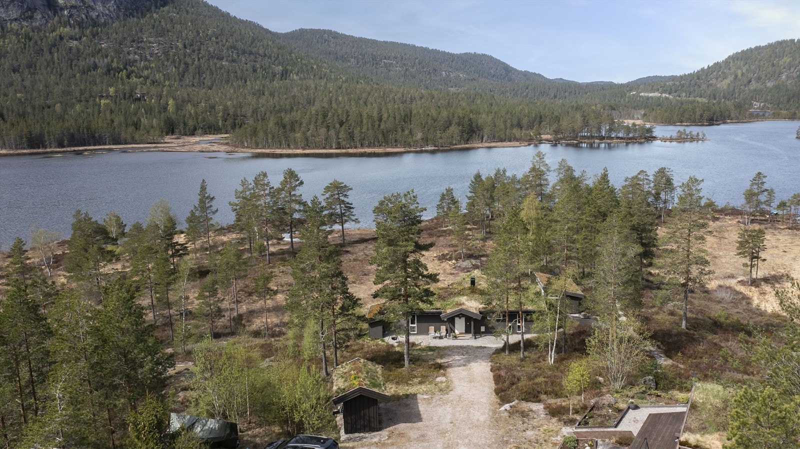 Kun en kort spasertur til vannet og brygga. Parkeringsplasser på egen tomt og 2 gjesteparkeringer på grunneiers tomt Galleribilde