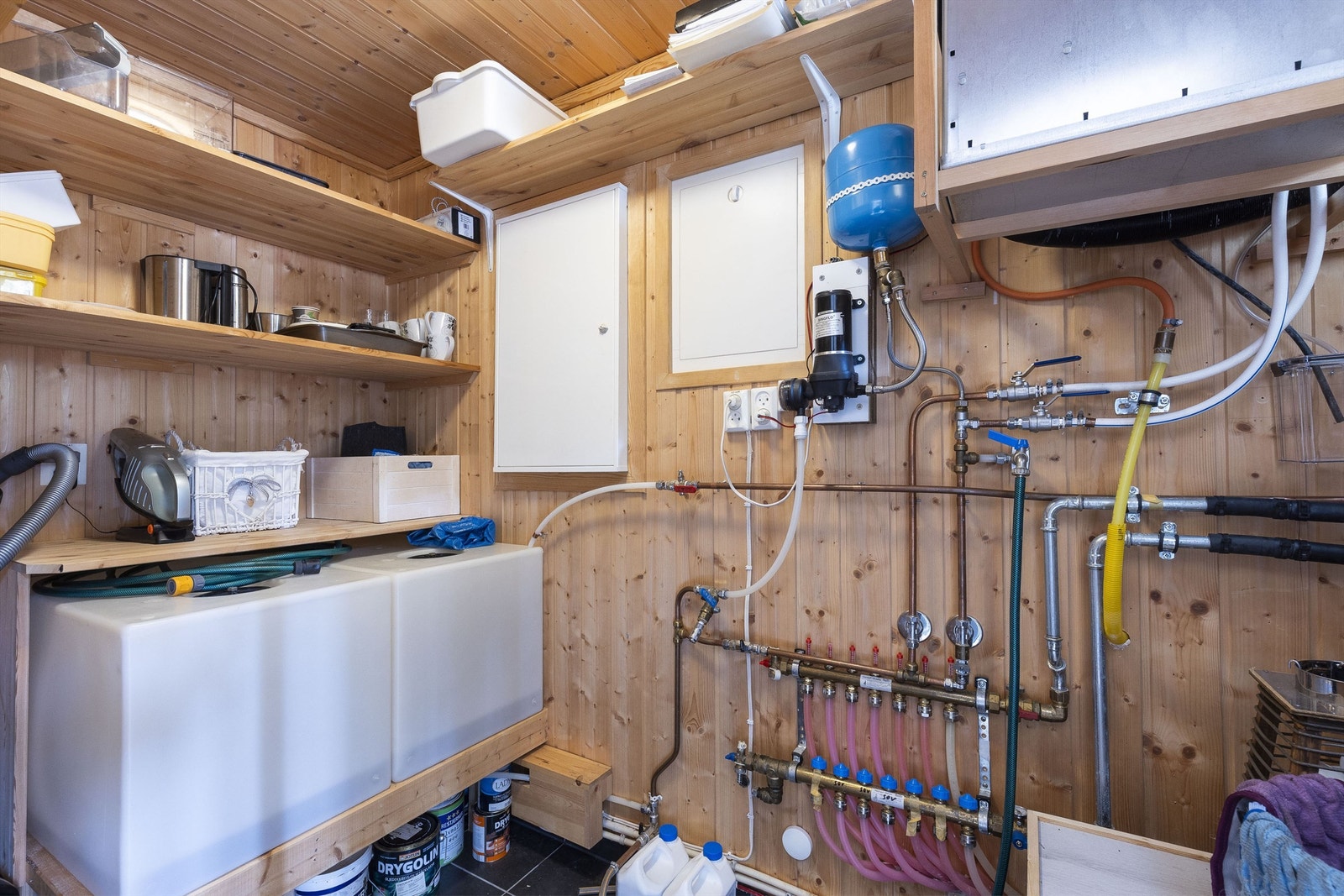 Teknisk rom. Her er det full oversikt over alt det tekniske i hytta. Galleribilde