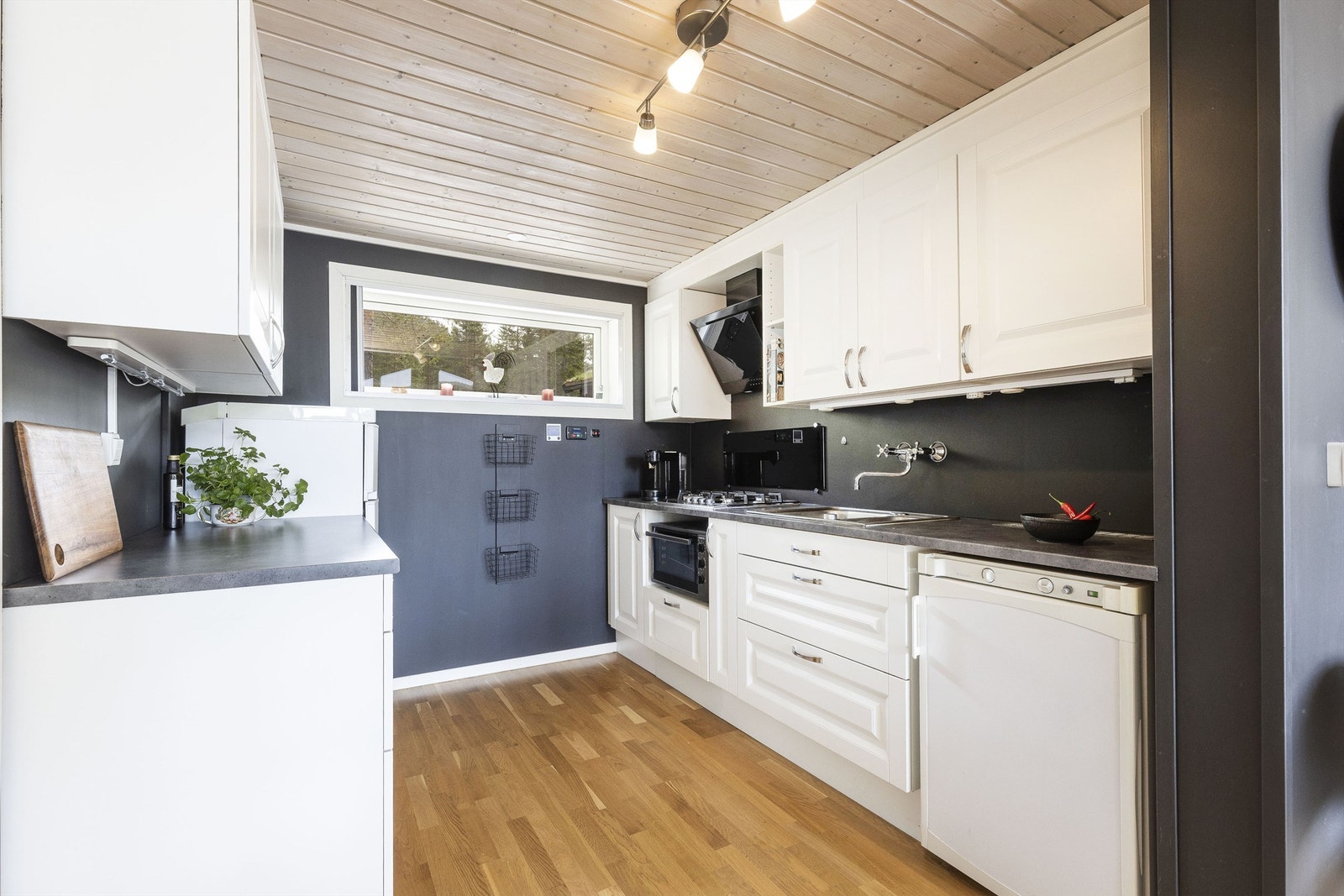 Pent kjøkken med lyse profilerte fronter fra Aubo Galleribilde