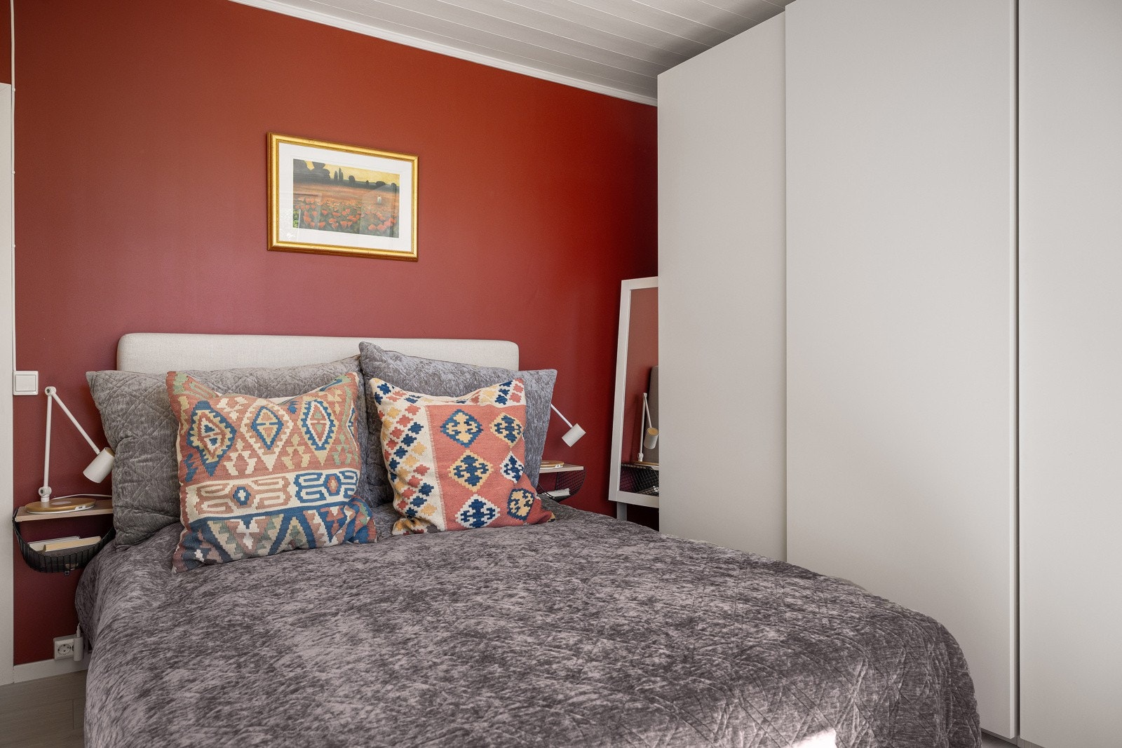 Det er plass til dobbeltseng med nattbord på hver side. Galleribilde