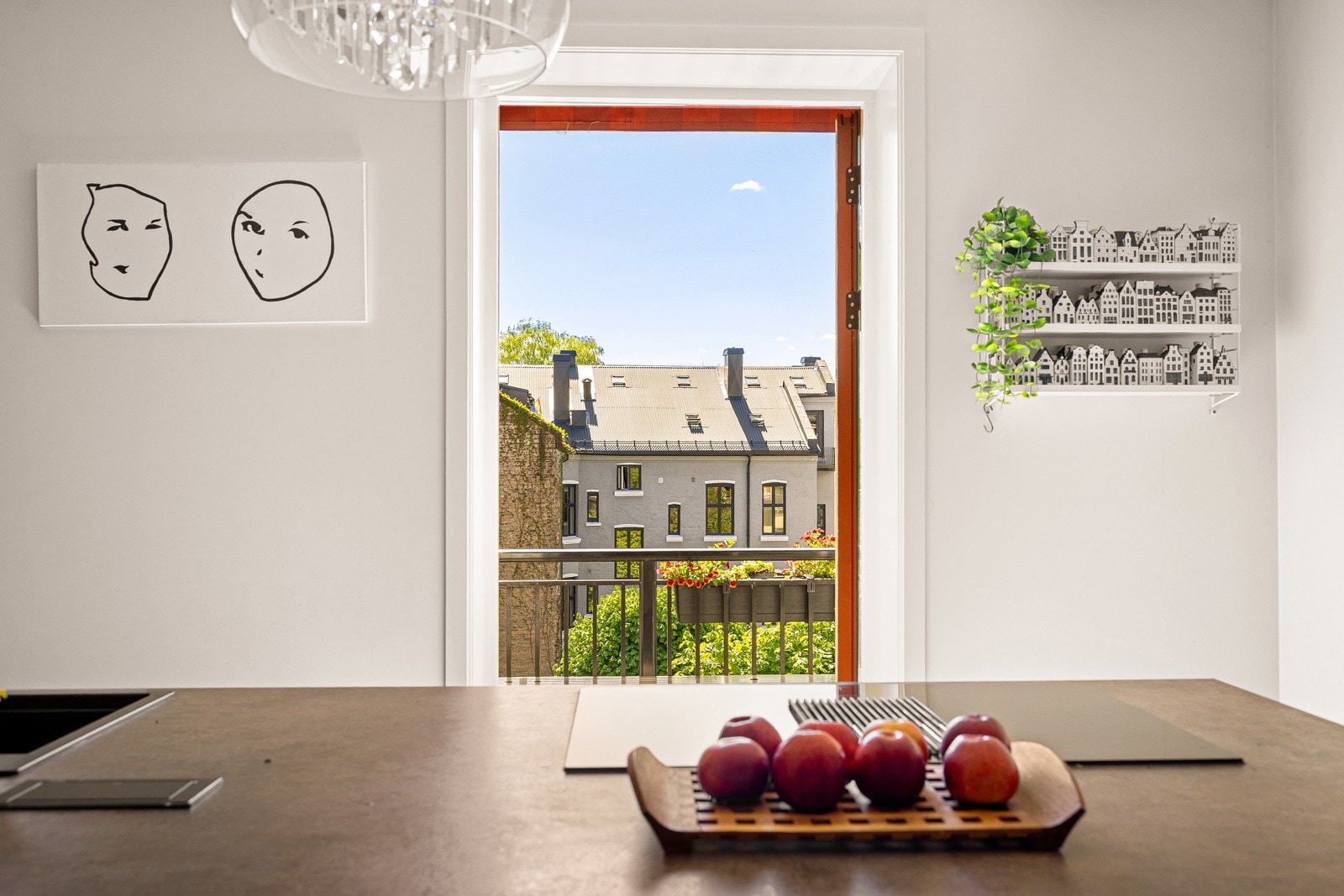 Fra kjøkkenet er det praktisk utgang til en av to balkonger. Galleribilde